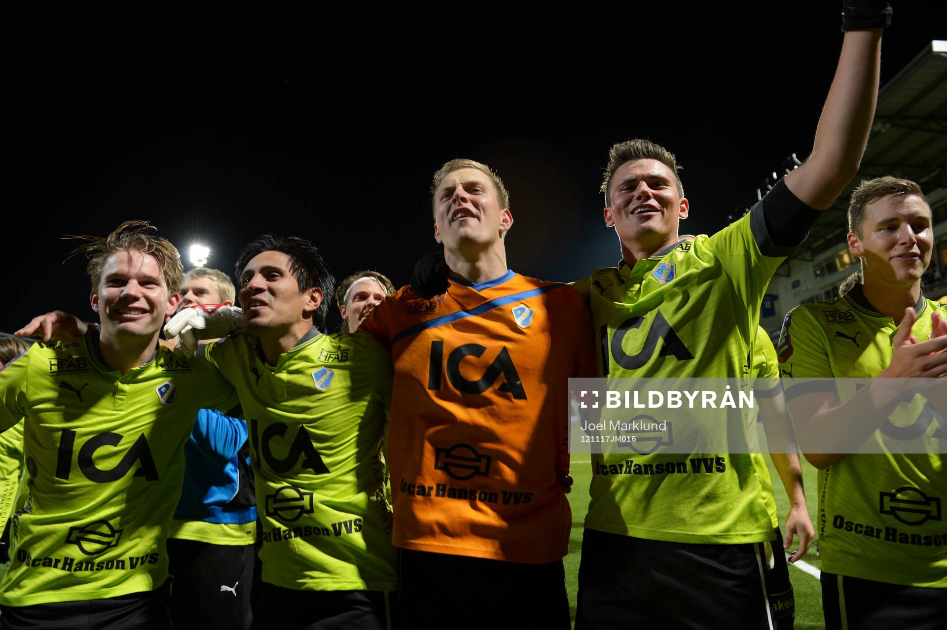 Halmstad tillbaka i Allsvenskan! Halmstadspelarna med