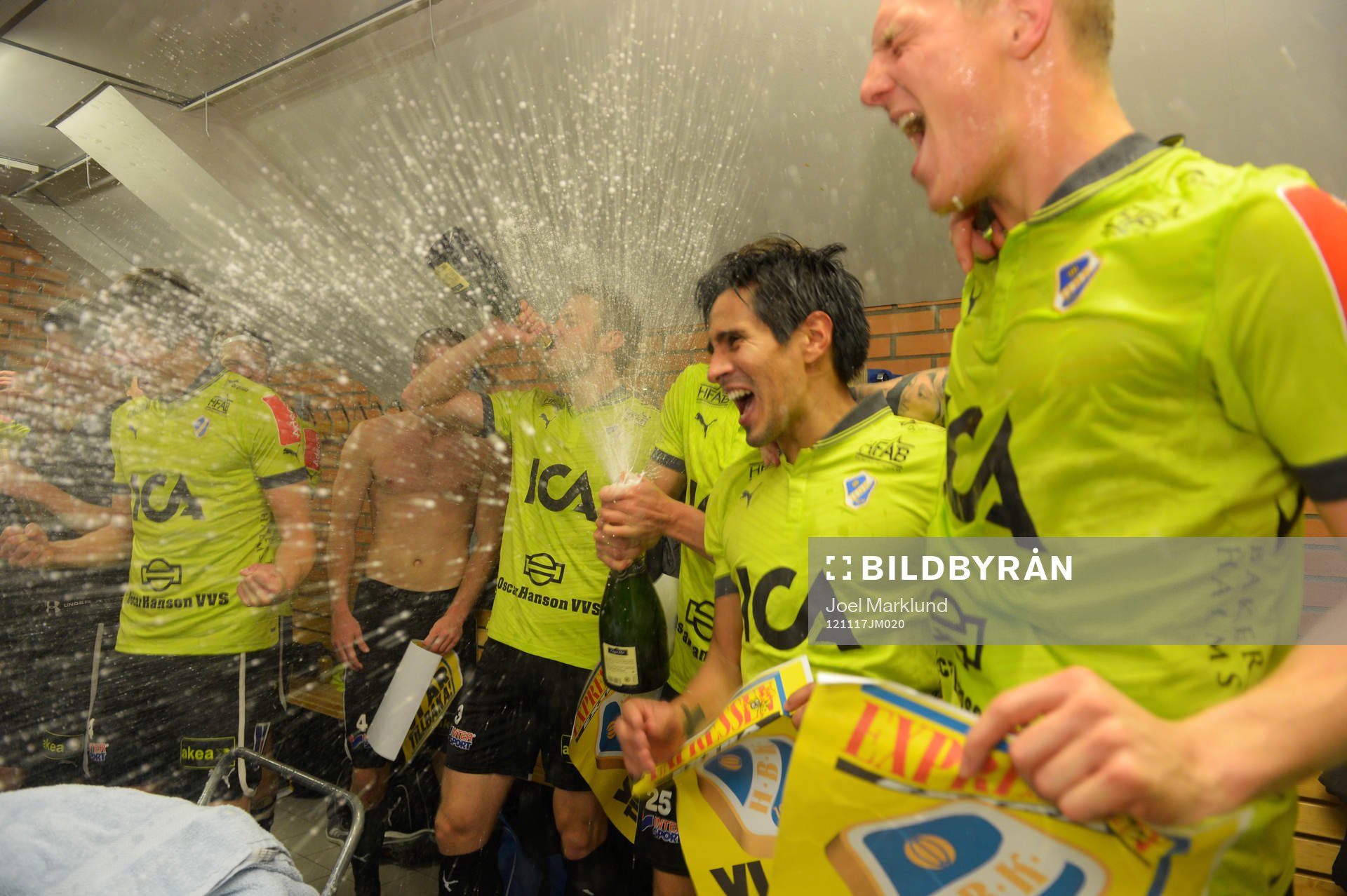 Halmstad tillbaka i Allsvenskan! Det firades med Champagne