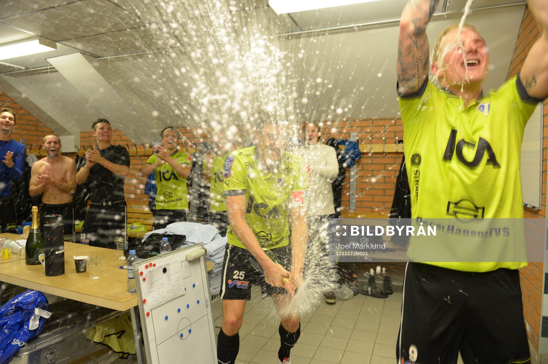 Halmstad tillbaka i Allsvenskan! Det firades med Champagne