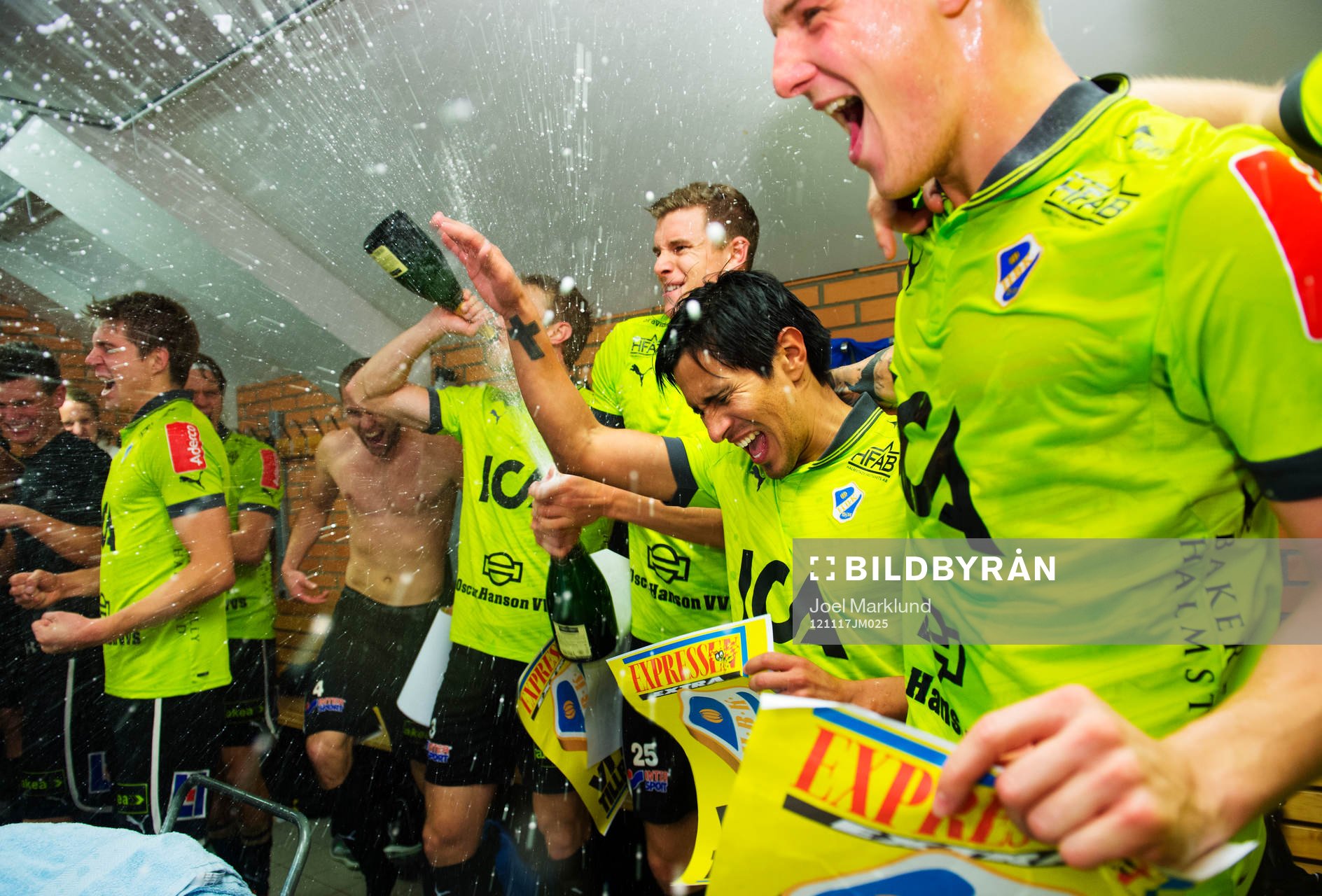 Halmstad är tillbaka i Allsvenskan. Spelarna firar i