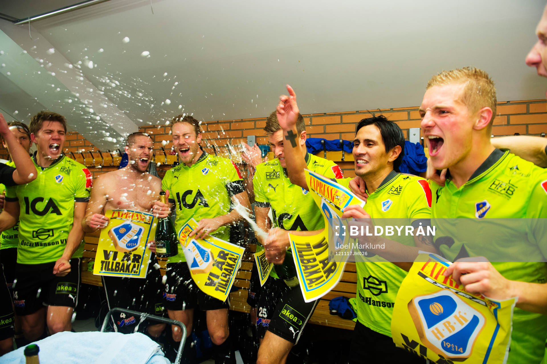 Halmstad är tillbaka i Allsvenskan. Spelarna firar i