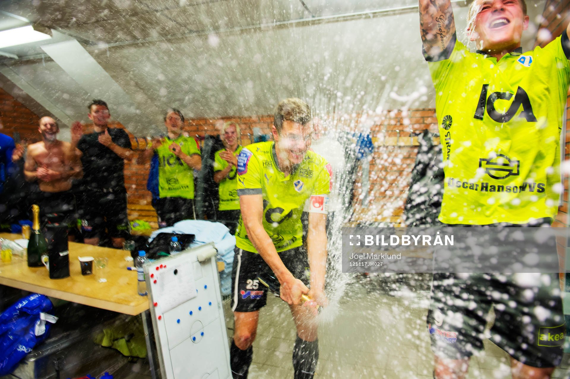 Halmstad är tillbaka i Allsvenskan. Spelarna firar i