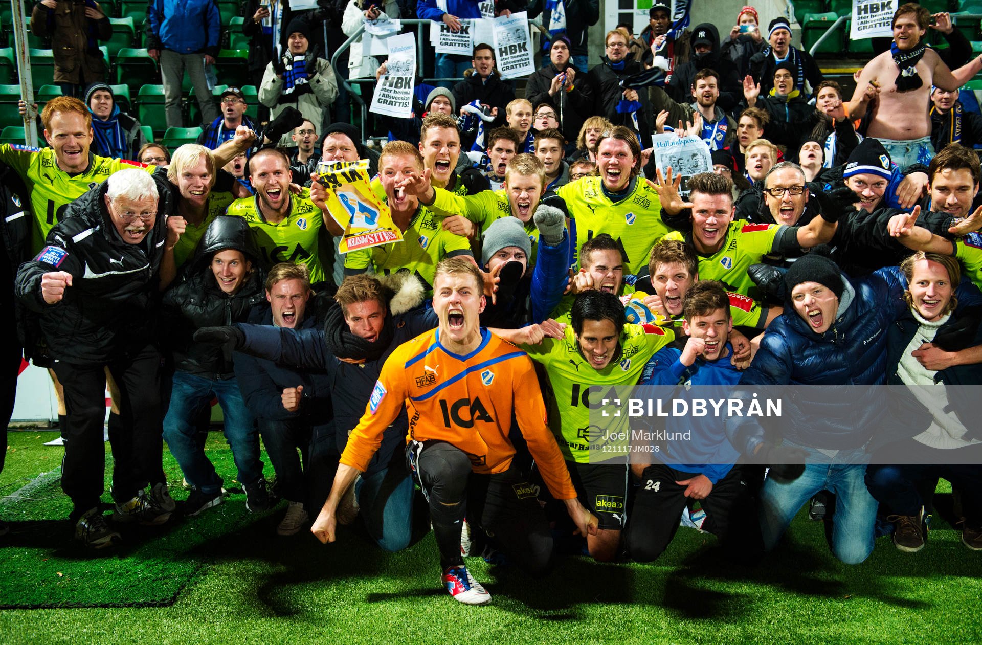 Halmstad är tillbaka i Allsvenskan. Spelarna jublar med