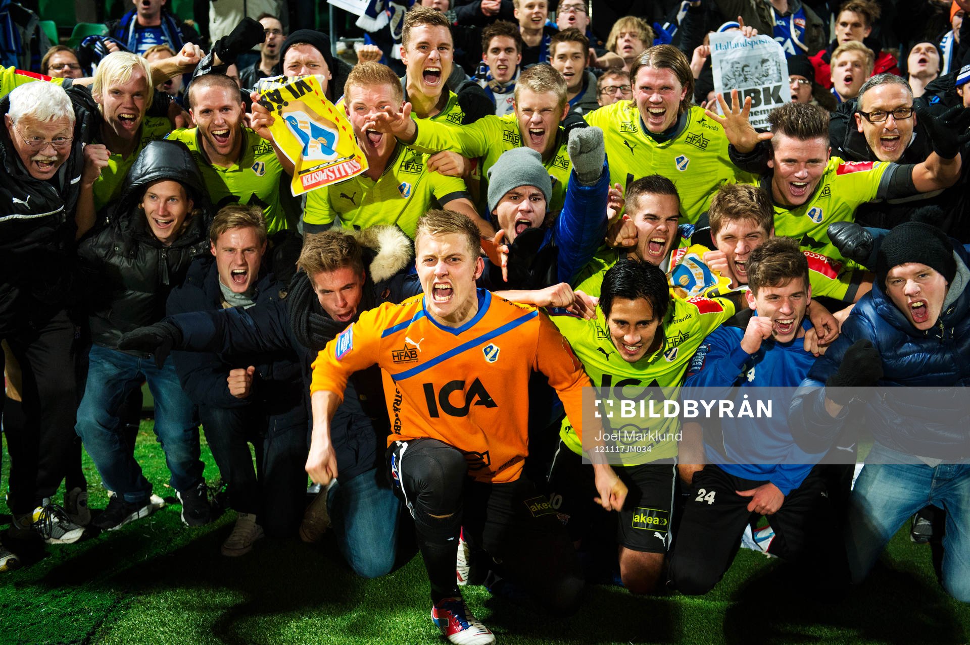 Halmstad är tillbaka i Allsvenskan. Spelarna jublar med