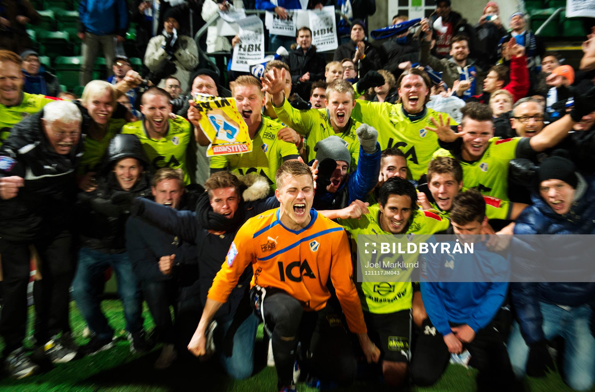 Halmstad är tillbaka i Allsvenskan. Spelarna jublar med