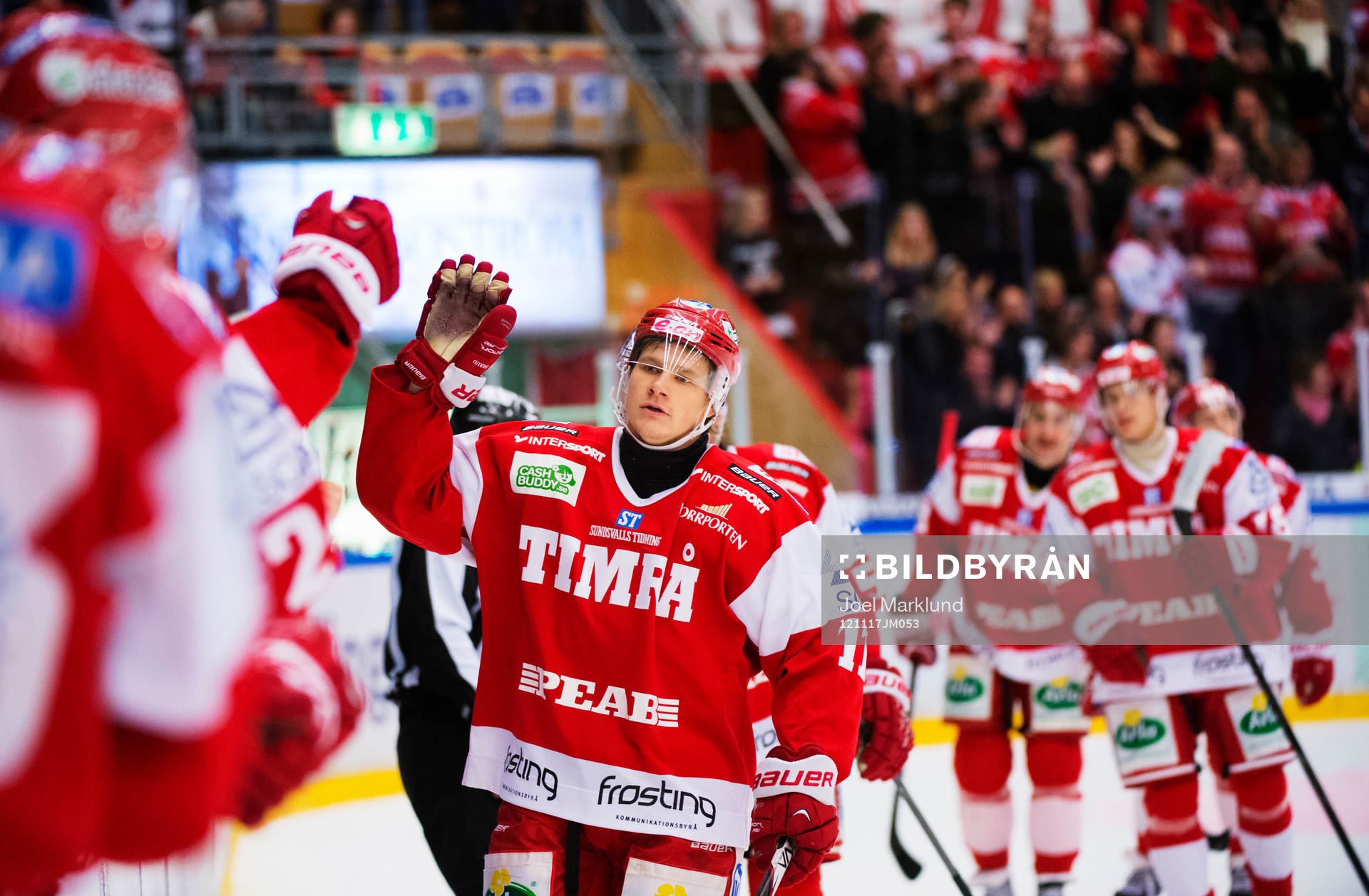 Simon Önerud, Timrå, gratuleras till sitt 1-0-mål