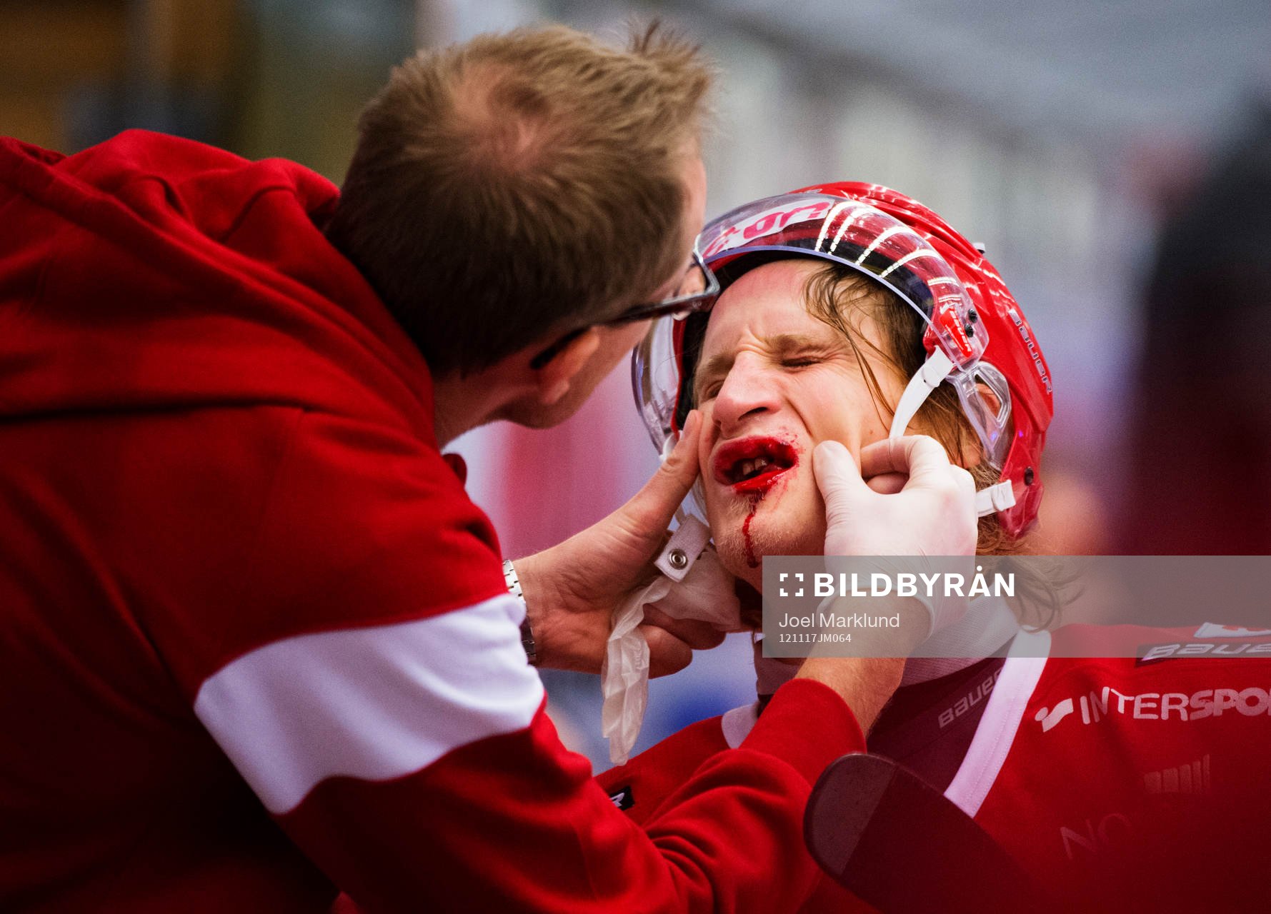 Jonathan Hedström, Timrå, får vård av lagets läkare