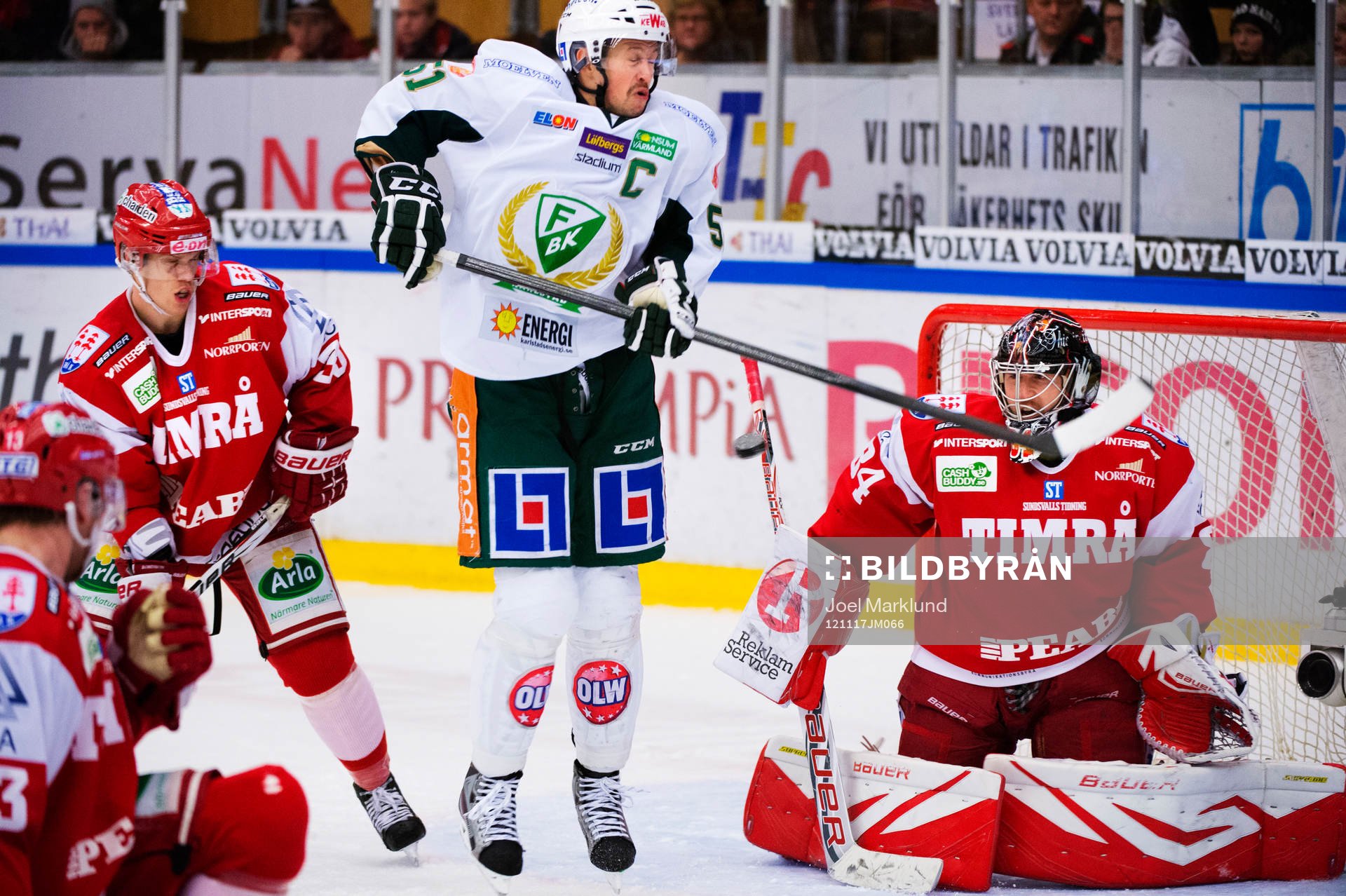 Rickard Wallin, Färjestad, hoppar framför Joakim