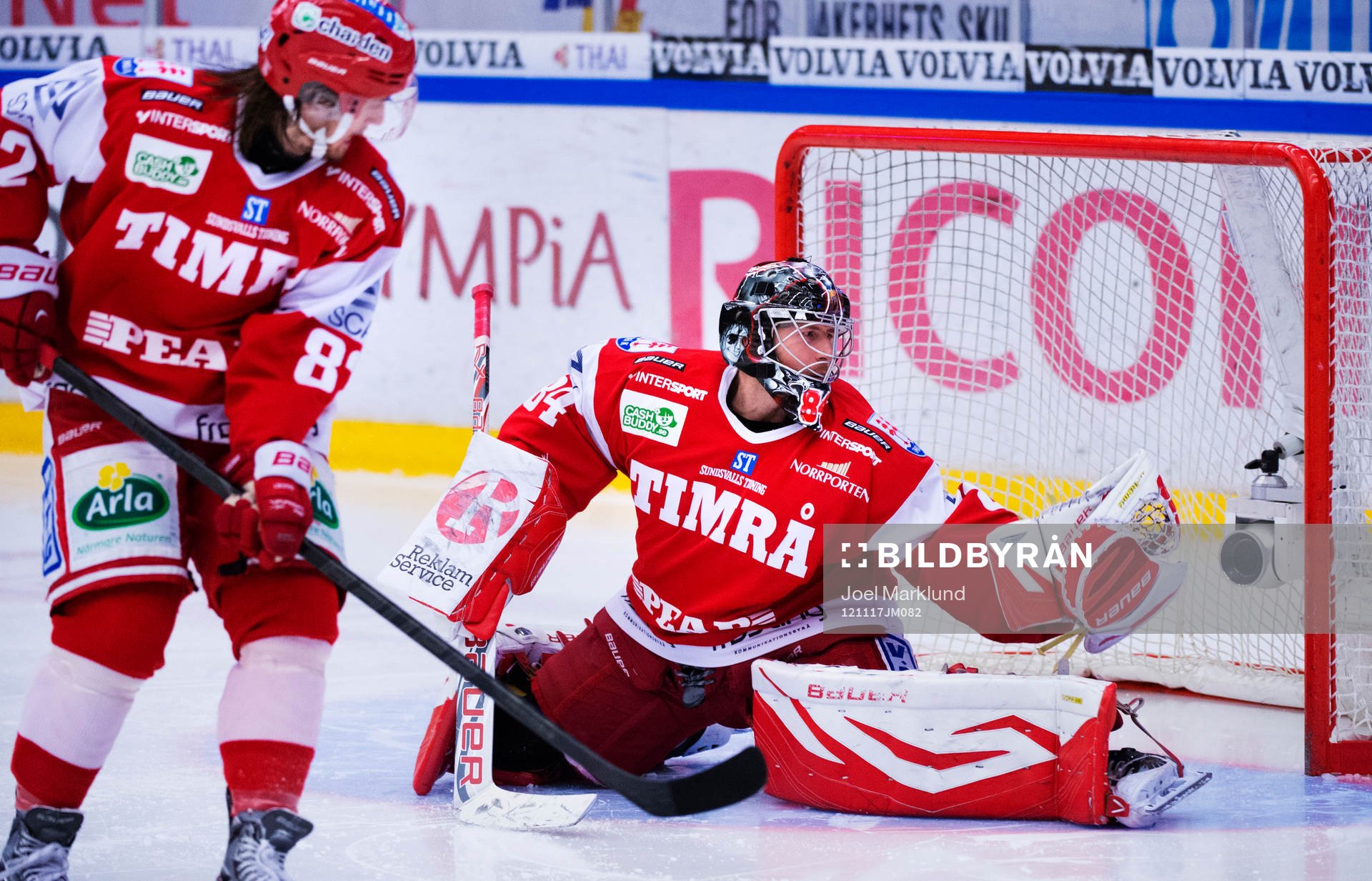 Joakim Lundström, målvakt, Timrå, räddar ett skott