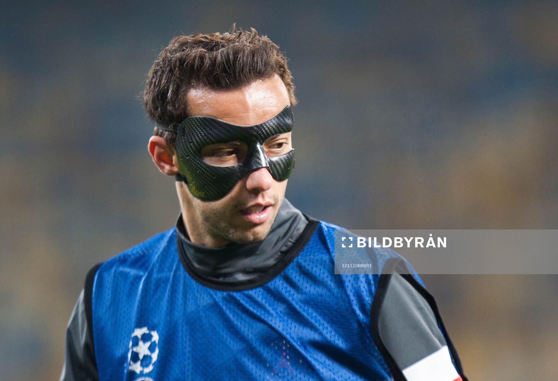 NENE et son masque - 20.11.2012 - Entrainement du PSG a Kiev