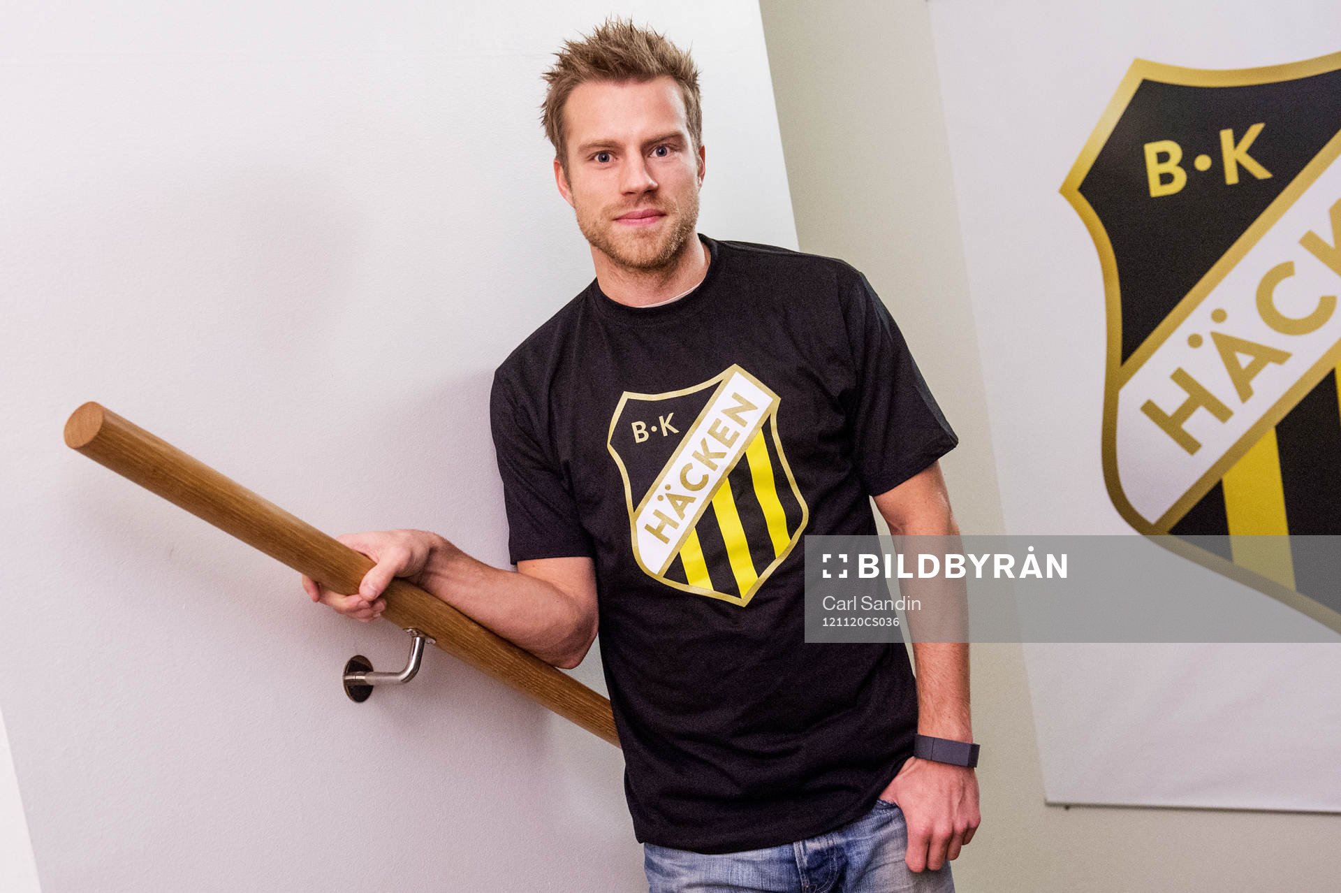 Joel Johansson, Häcken, har på sig en tröja med det nya