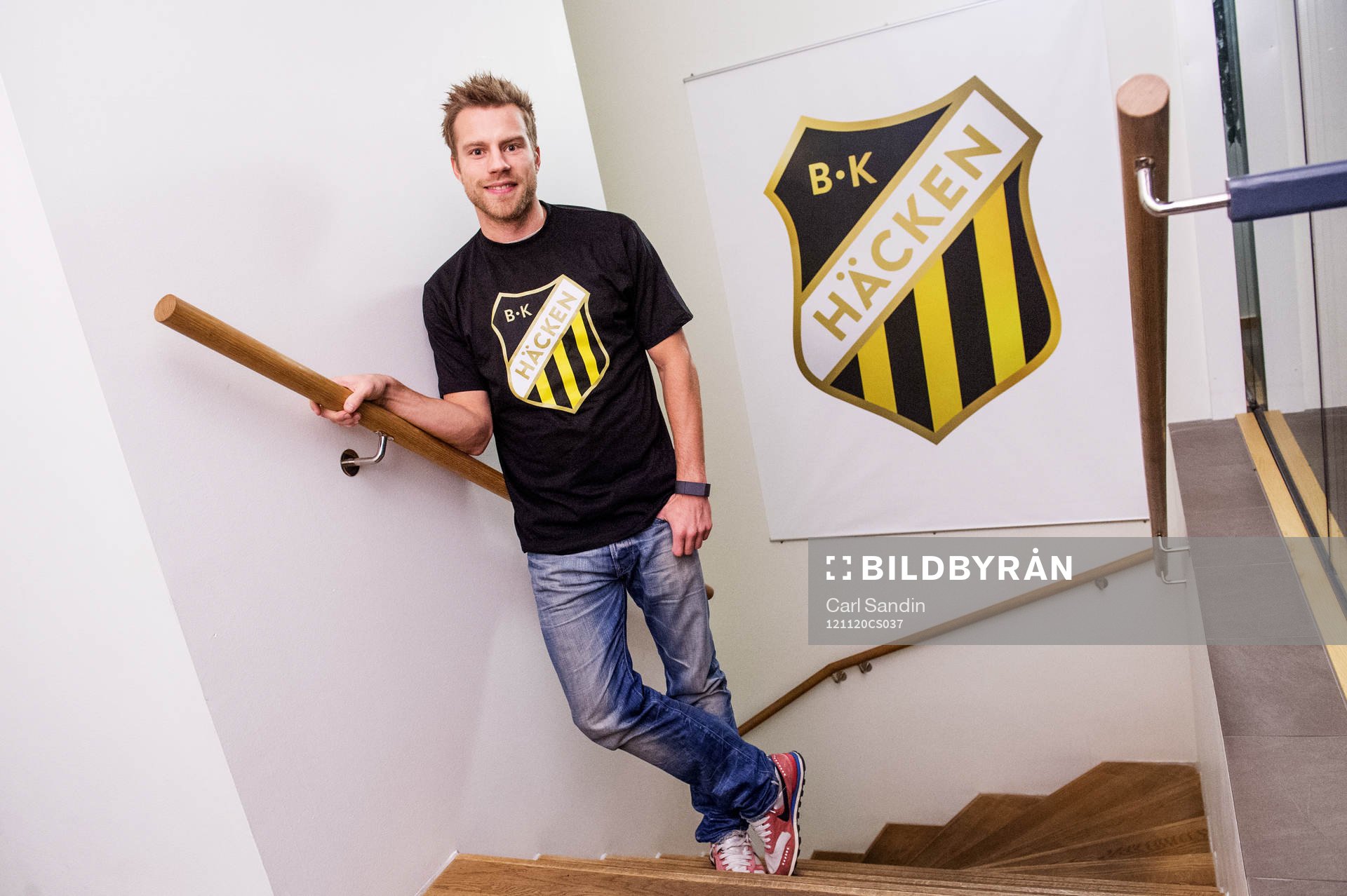 Joel Johansson, Häcken, har på sig en tröja med det nya