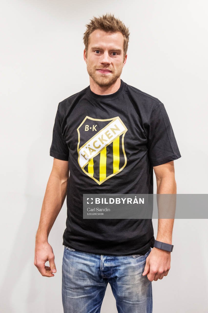Joel Johansson, Häcken, har på sig en tröja med det nya