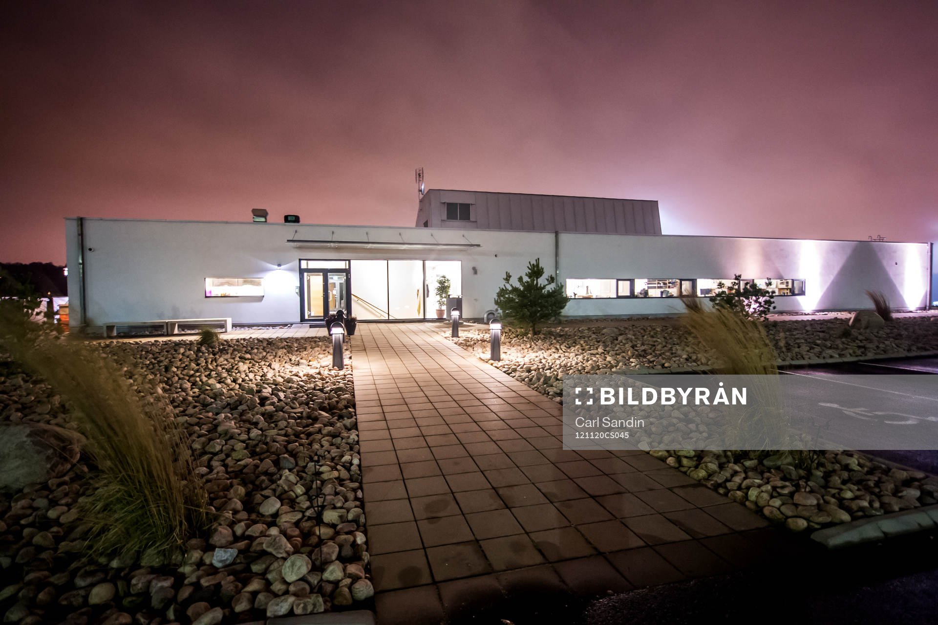 Gothia Park Academy exteriör i kvällsljus