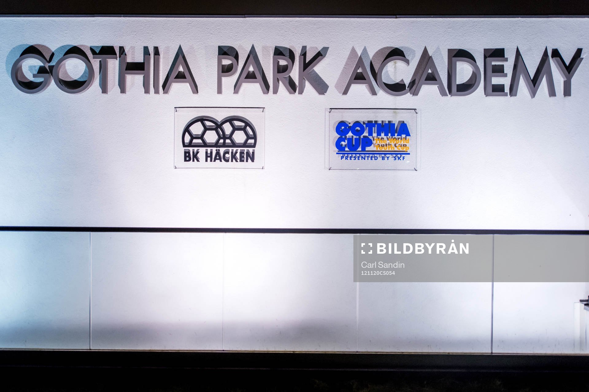 Gothia Park Academy exteriör i kvällsljus