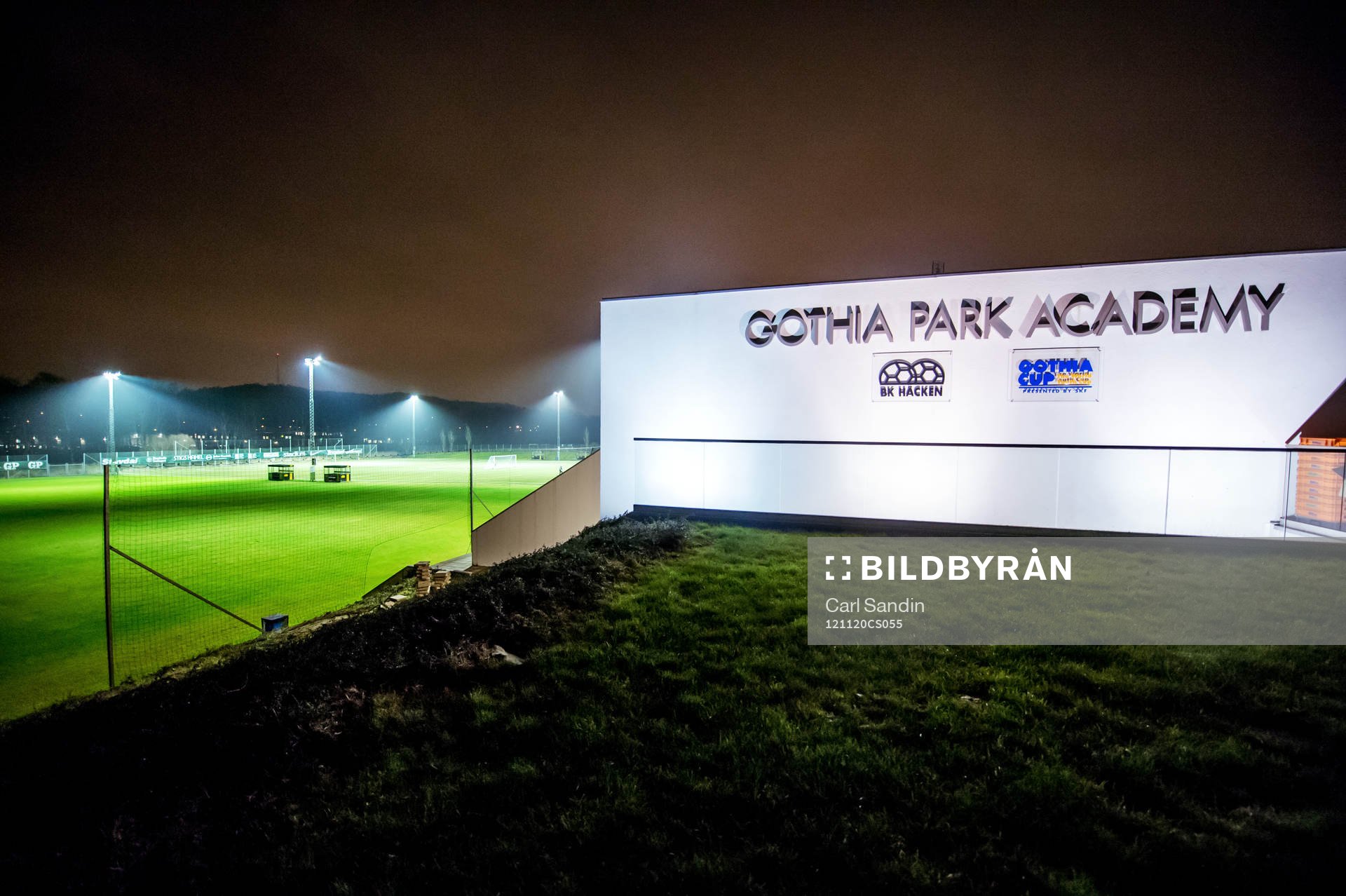Gothia Park Academy exteriör i kvällsljus