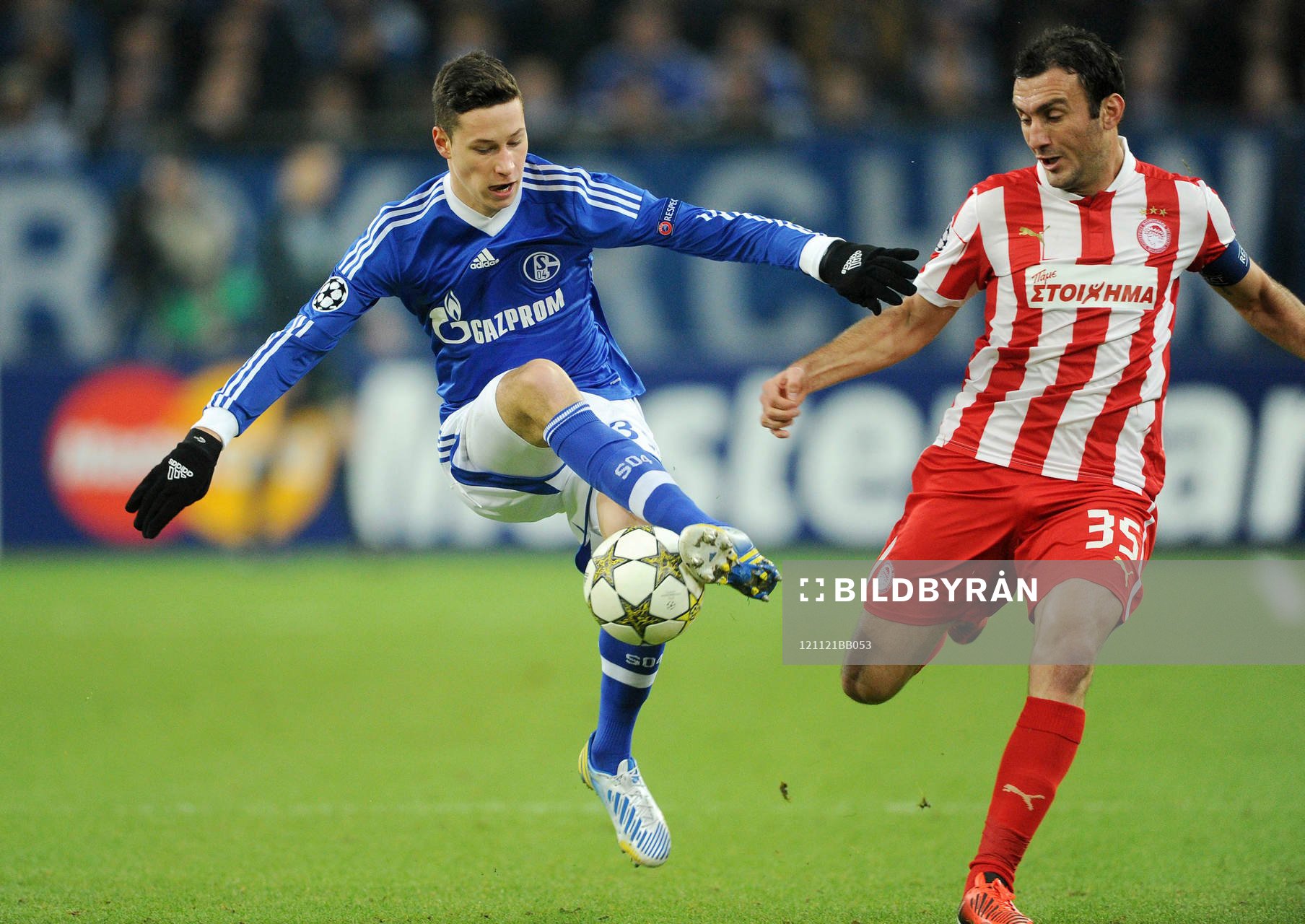 v.l. Julian Draxler, Vassilis Torossidis (Piraeus)