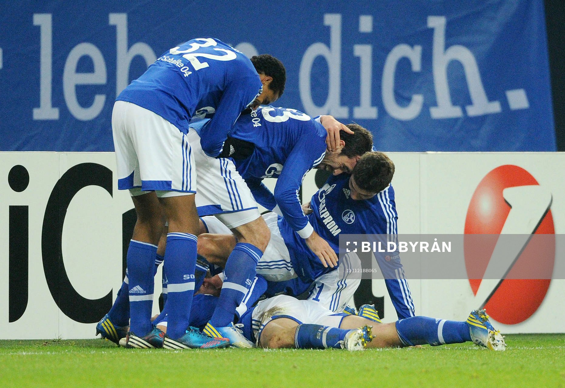 0 Jubel v.l. Joel Matip , Christian Fuchs, Roman