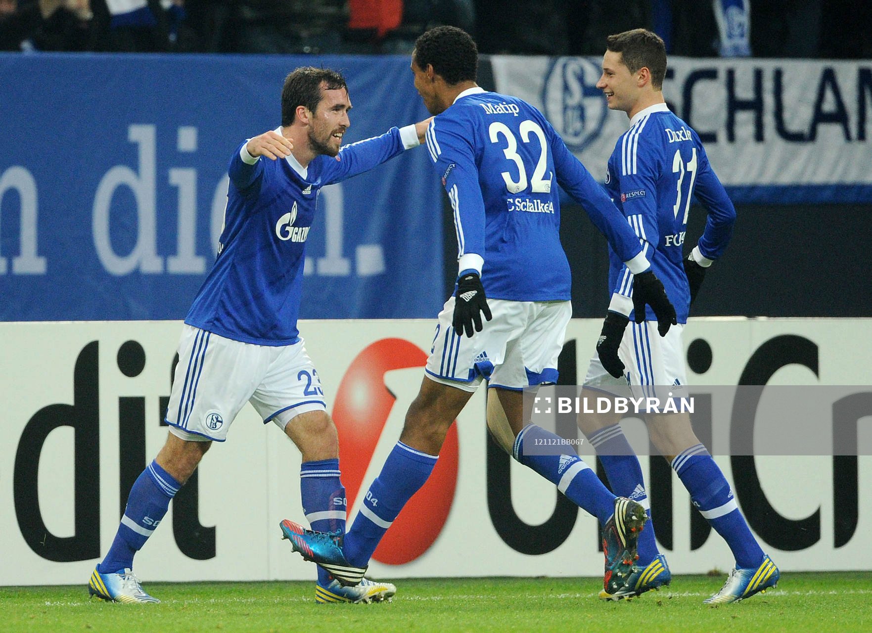el v.l. Christian Fuchs, Joel Matip, Julian Draxler (Schalke)
