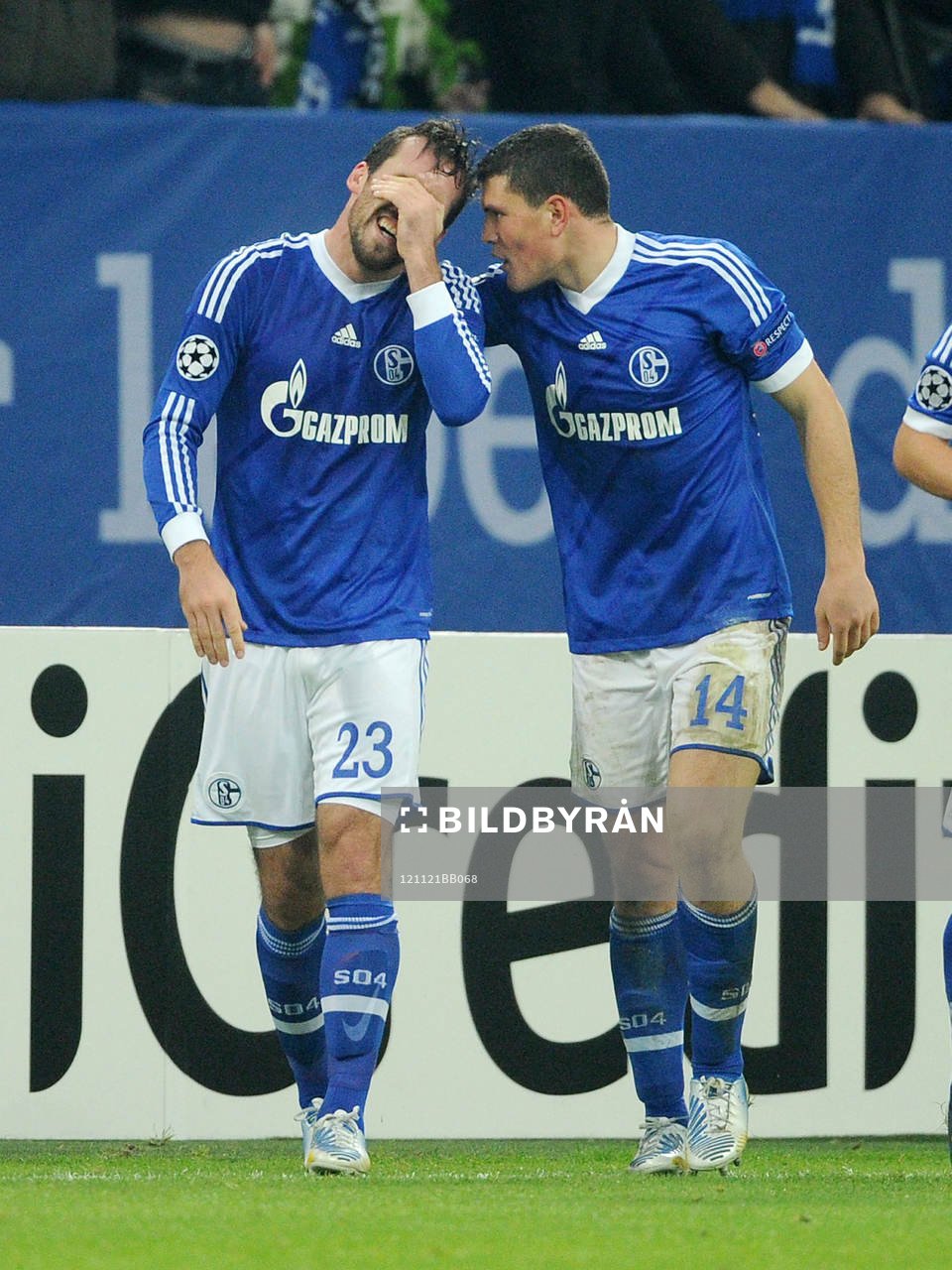 el v.l. Christian Fuchs, Kyriakos Papadopoulos (Schalke)