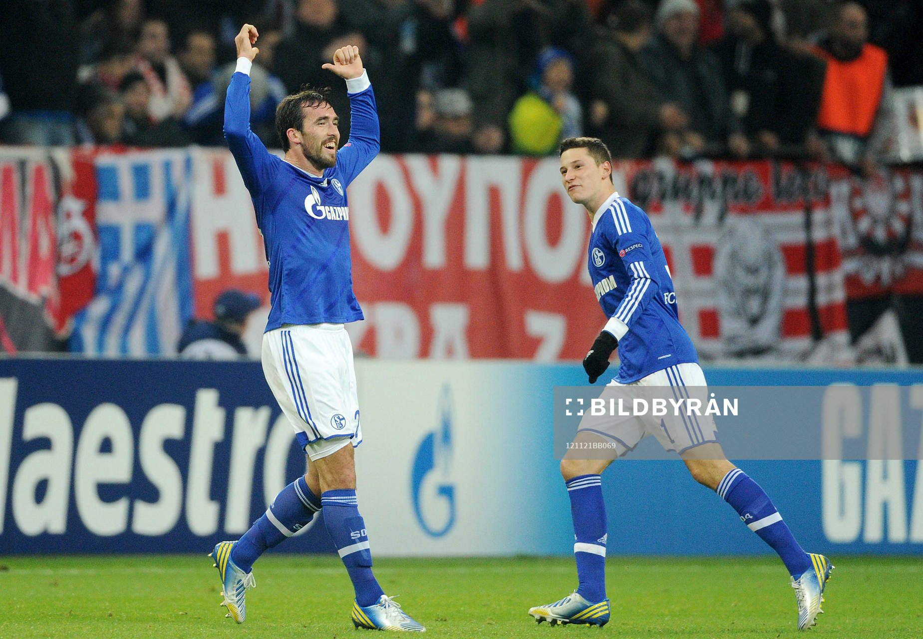 0 Jubel v.l. Christian Fuchs, Julian Draxler (Schalke)