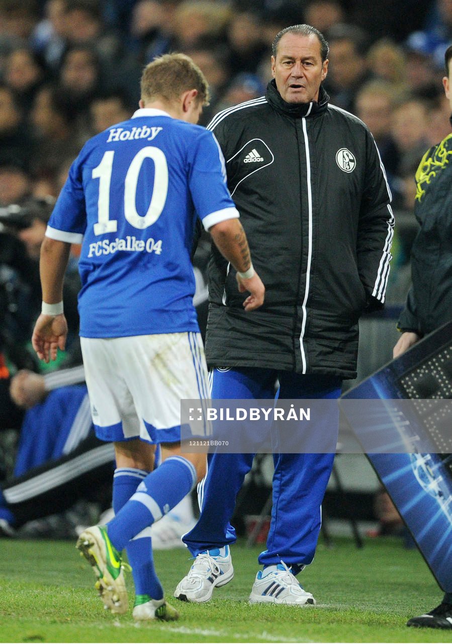 v.l. Lewis Holtby, Trainer Huub Stevens (Schalke)