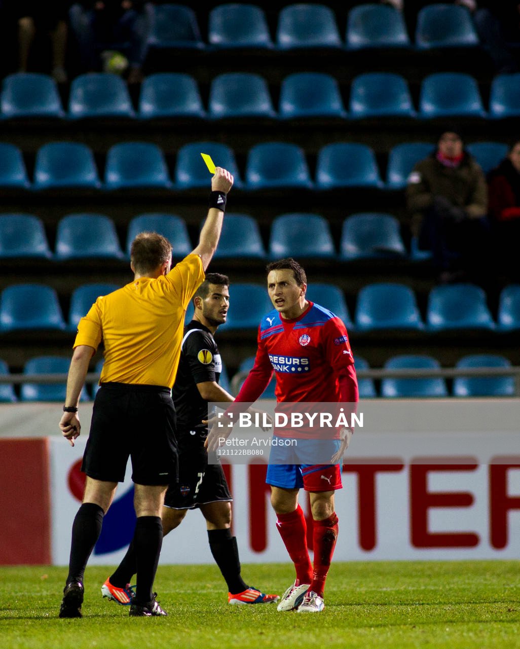 Ardian Gashi, Helsingborg, får gult kort