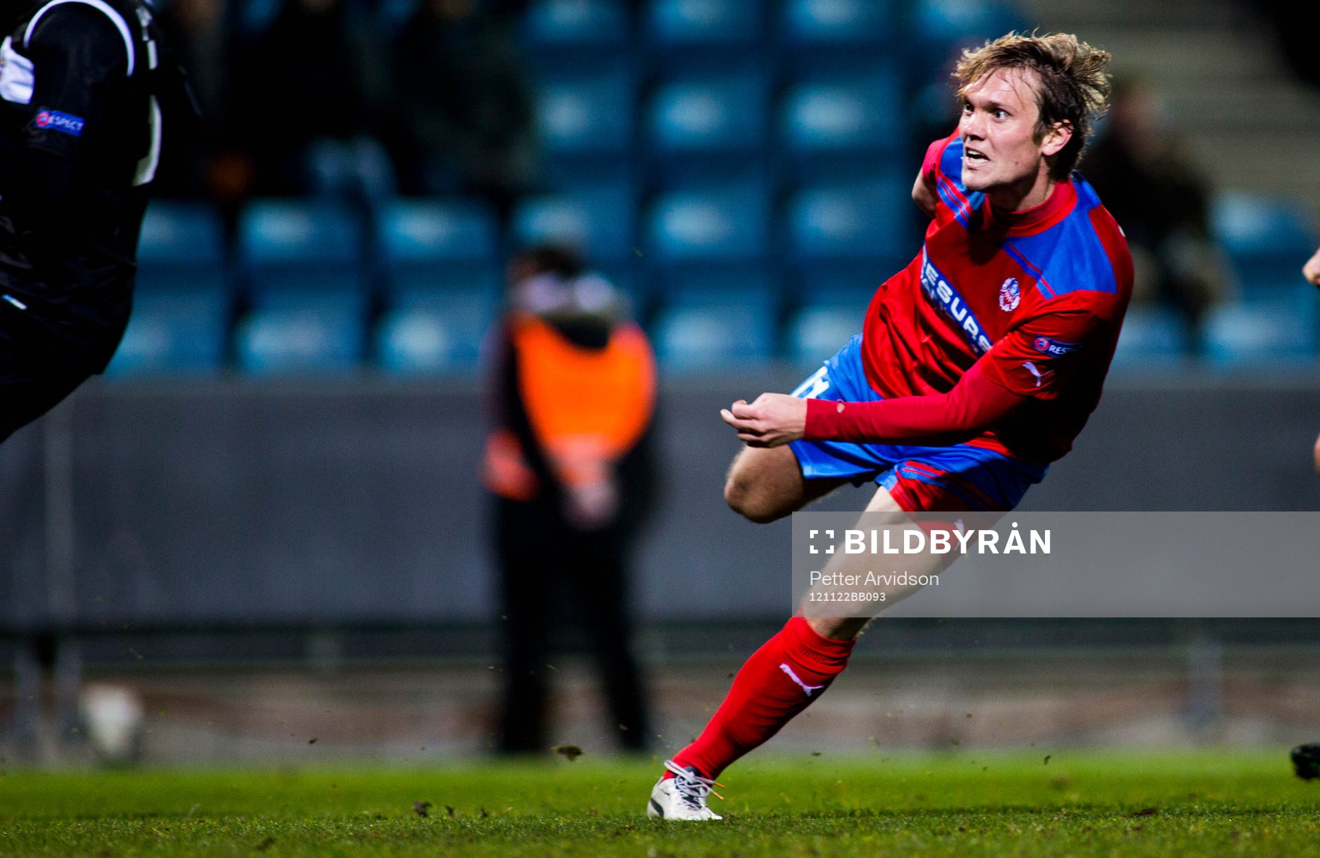 Fotboll, Europa League, Helsingborg - Levante: Thomas Sørum, Helsingborg, ser sitt skott gå i mål. 