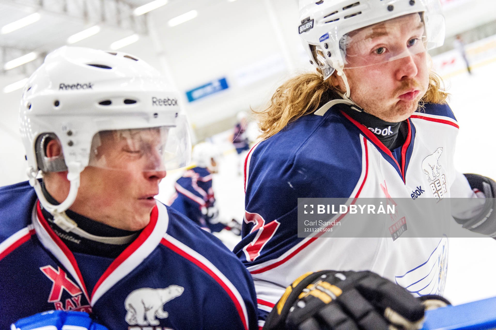 David Marek Frölund får sig en tackling av Emil