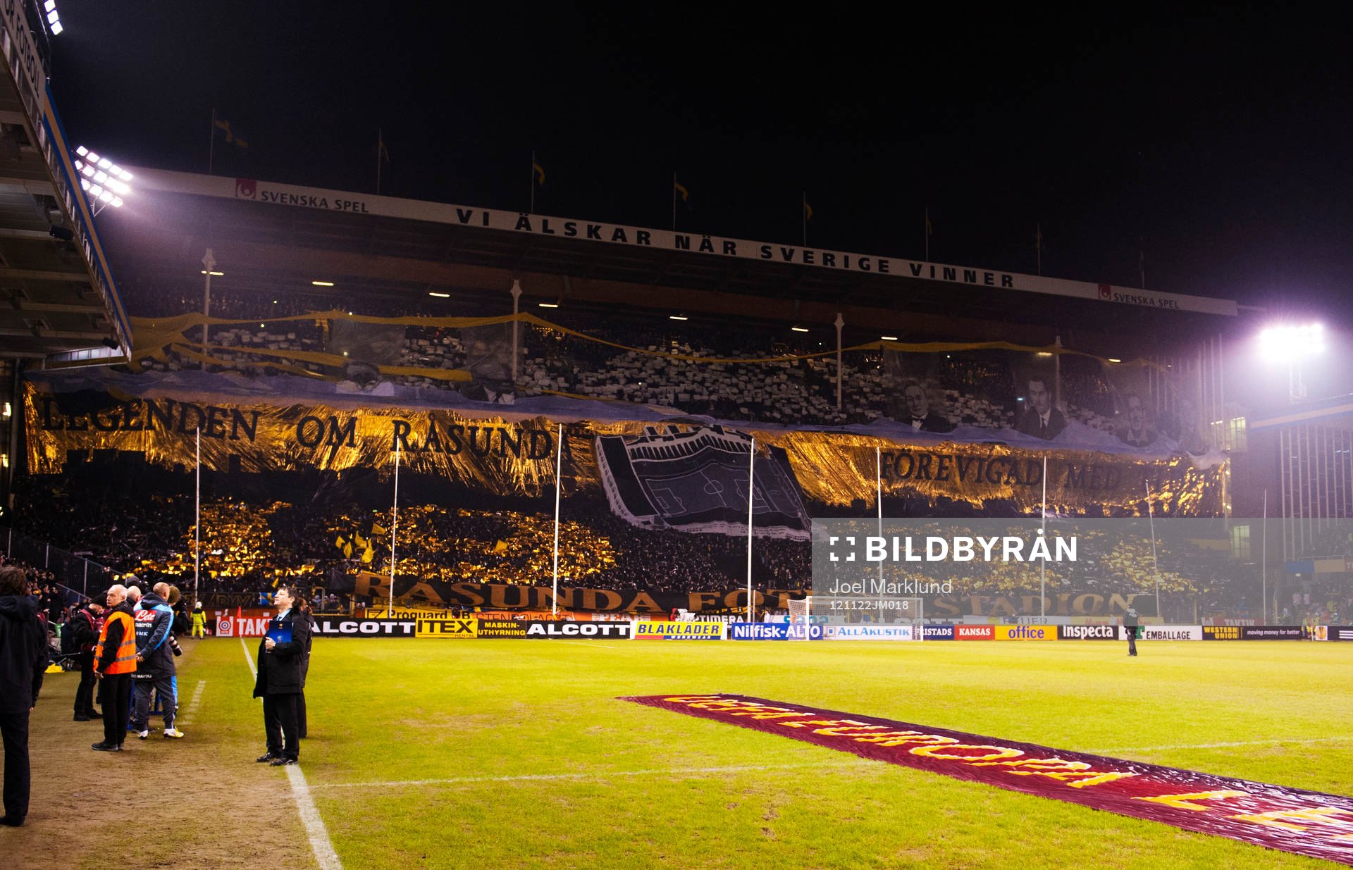 AIK-klacken med sitt tifo på Norra stå