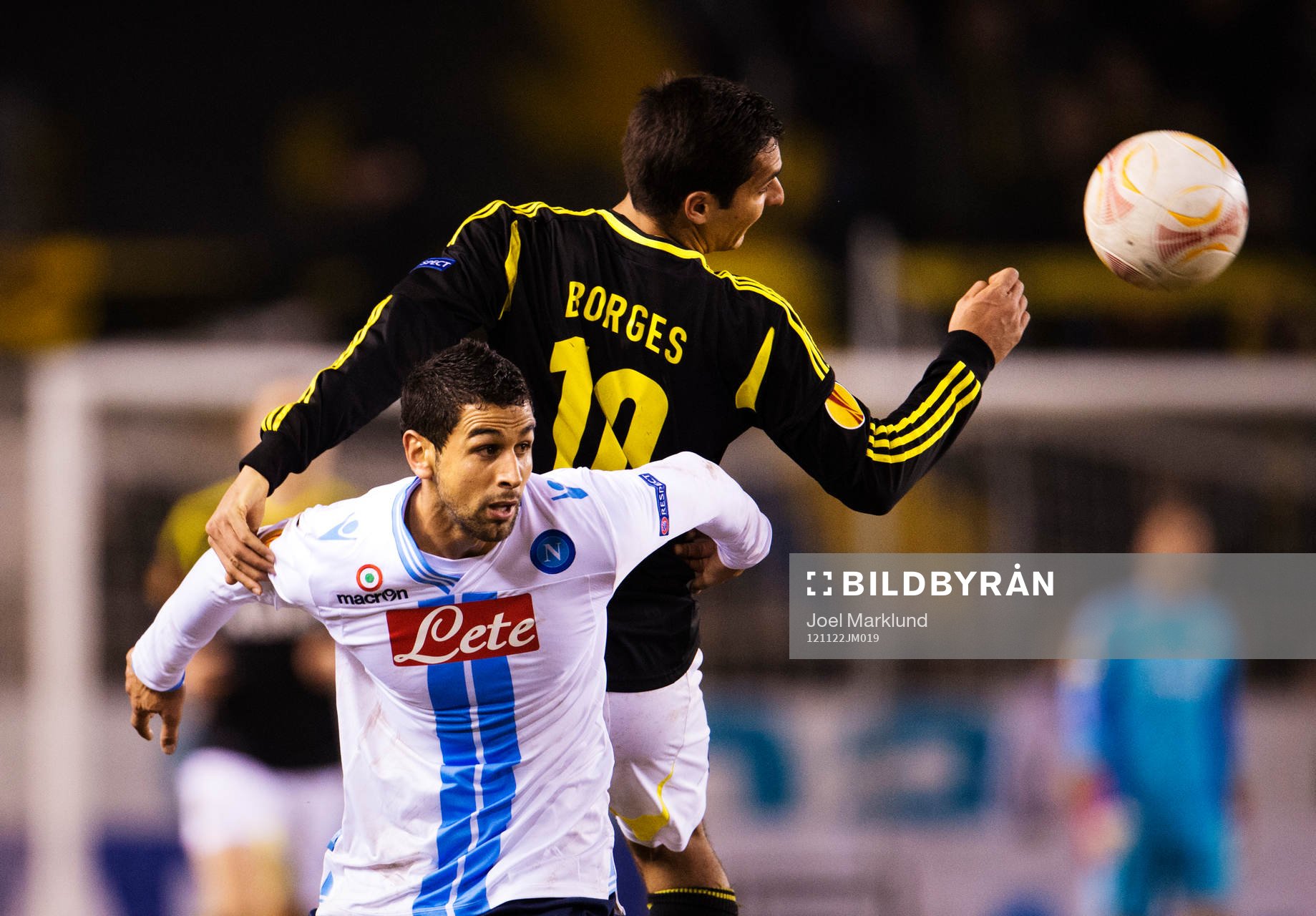 Miguel Britos, Napoli, och Celso Borges, AIK, i en luftduell