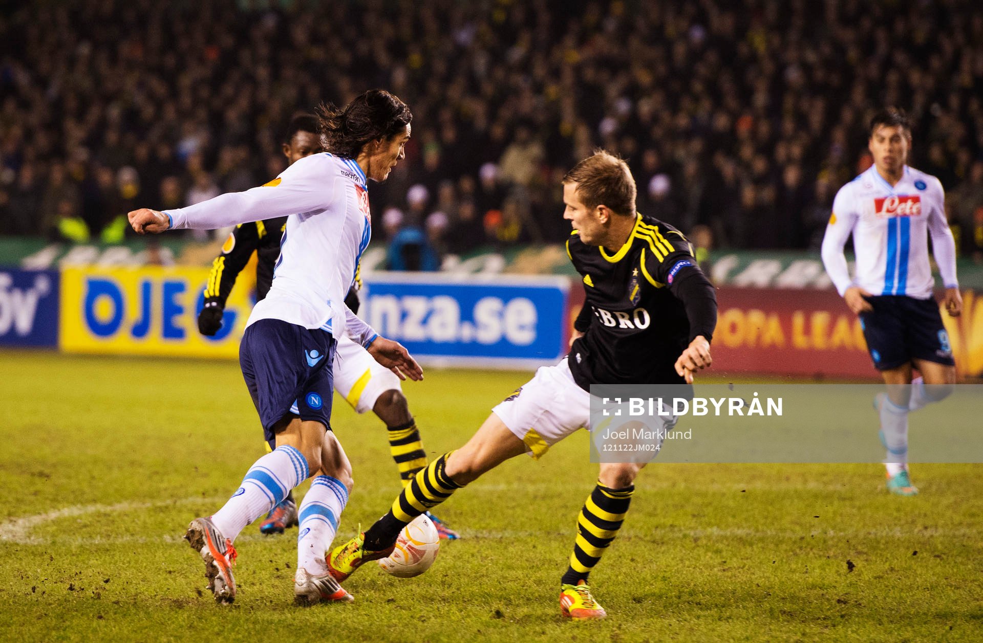 Edinson Cavani, Napoli, fälls av Per Karlsson, AIK, i