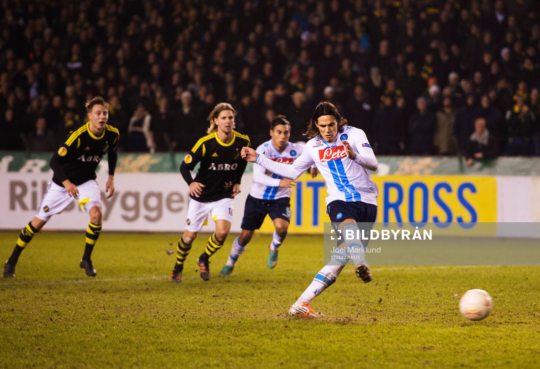 Edinson Cavani, Napoli, skjuter in 1-2 på straff