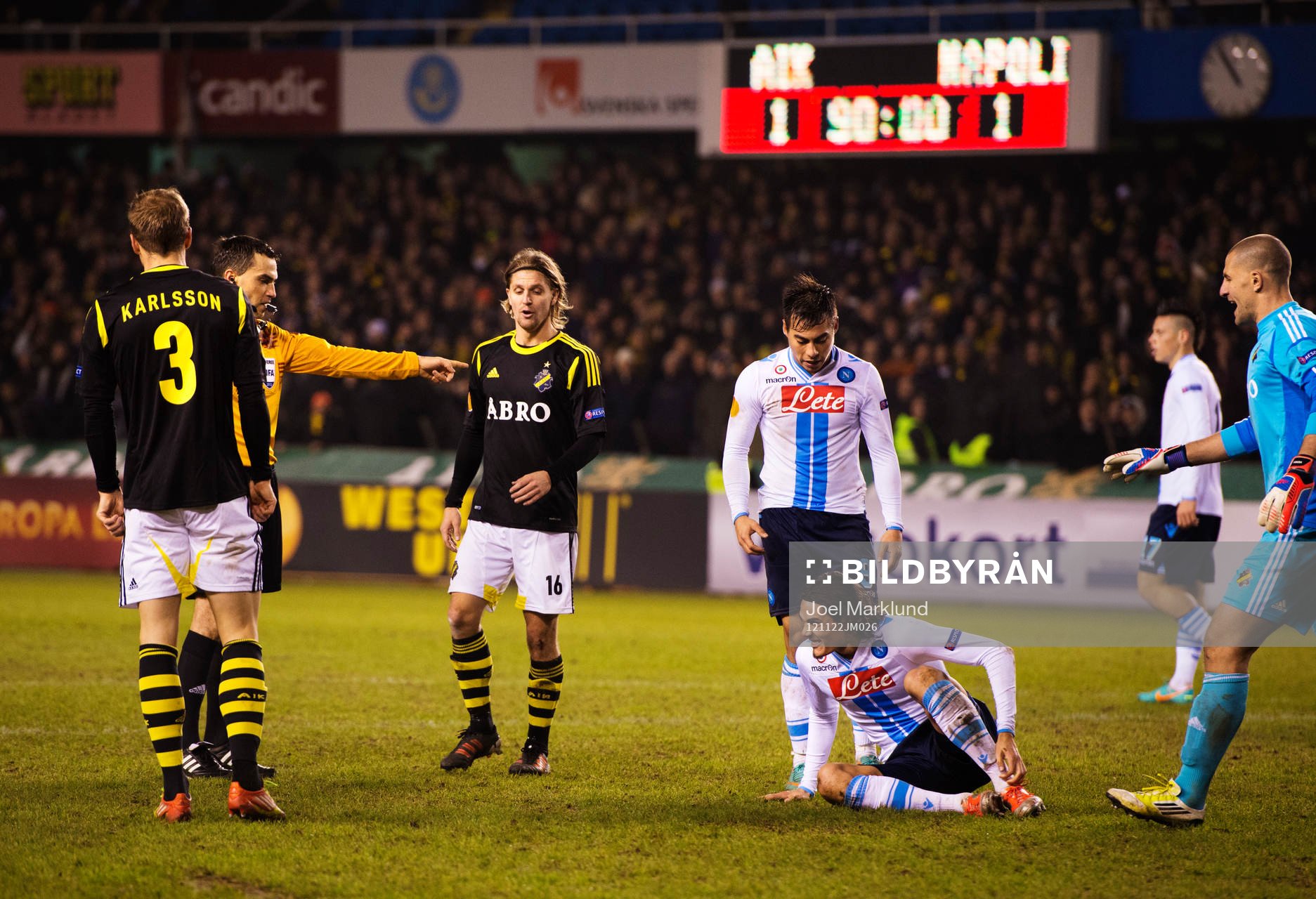 Ovidiu Alin Hategan, domare, delar ut en straff till Napoli
