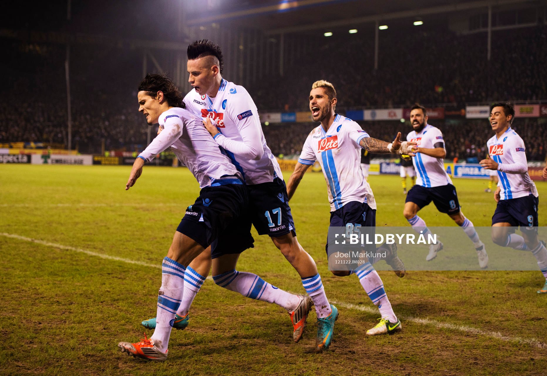 Edinson Cavani, Napoli, kramas om