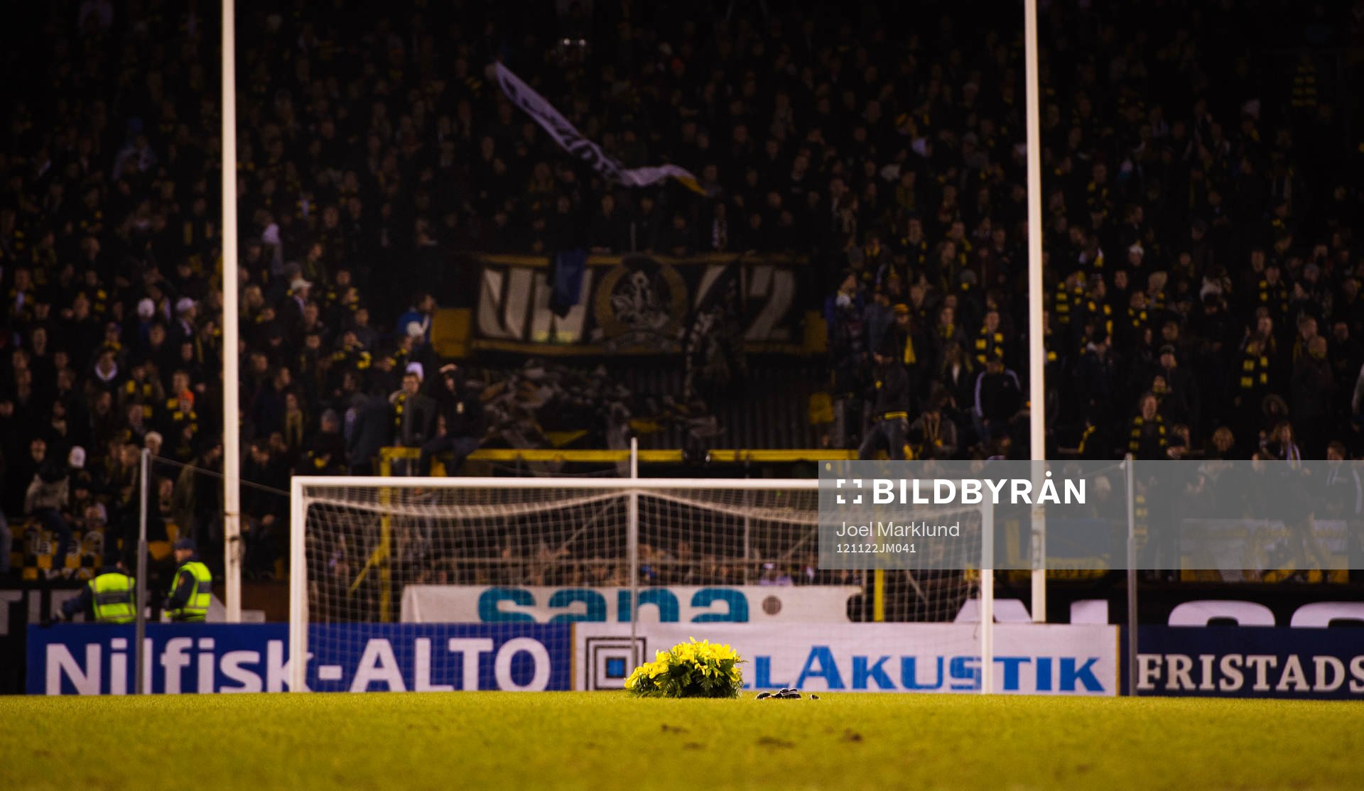 Fotboll, Europa League, AIK - Napoli: En krans symboliserande Råsunda Arenas död ligger på mitten av gräsplanen.