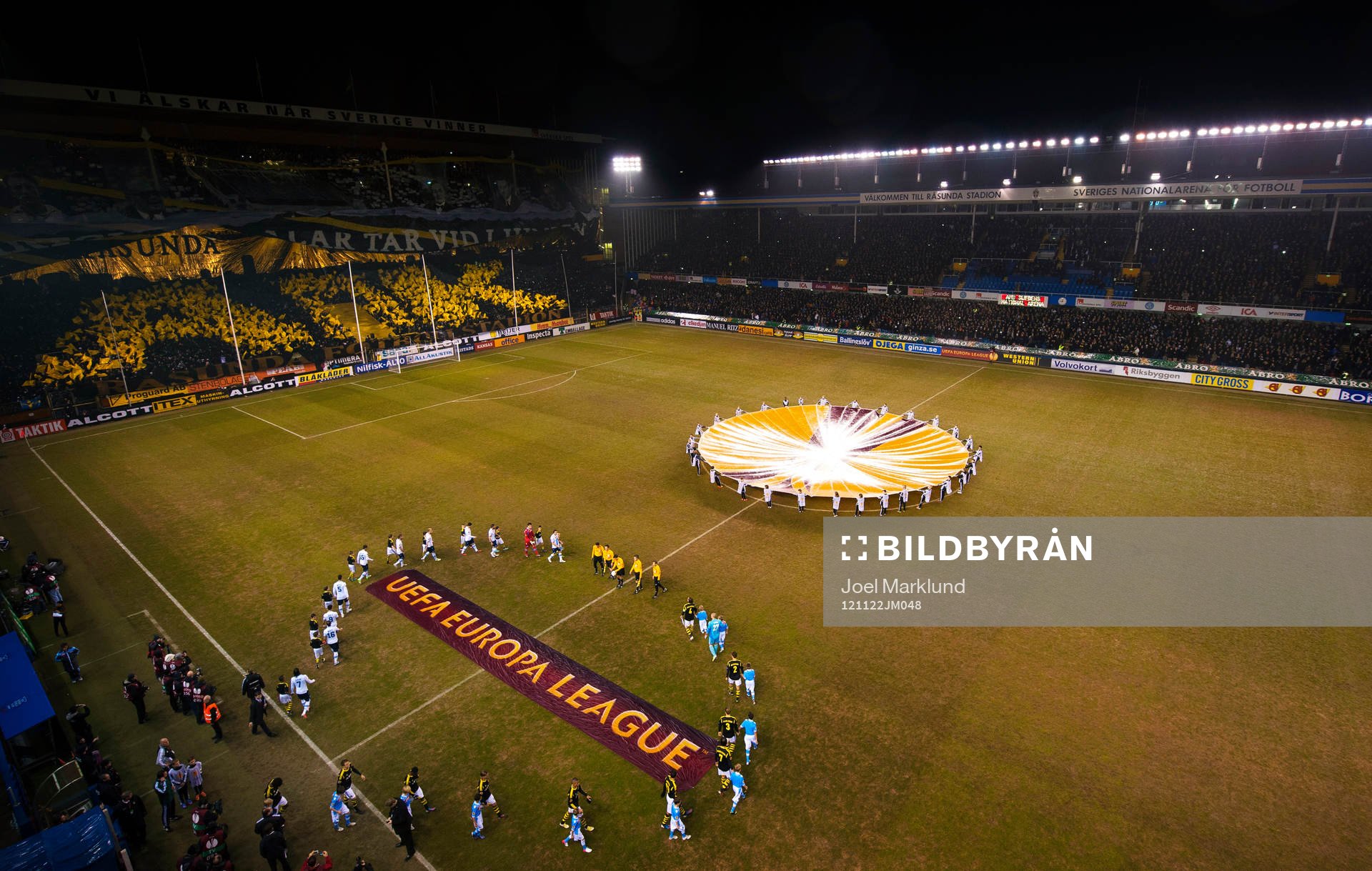 Fotboll, Europa League, AIK - Napoli: Lagen gör entré inför avspark. AIK-klacken har samtidigt ett tifo på Norra stå.