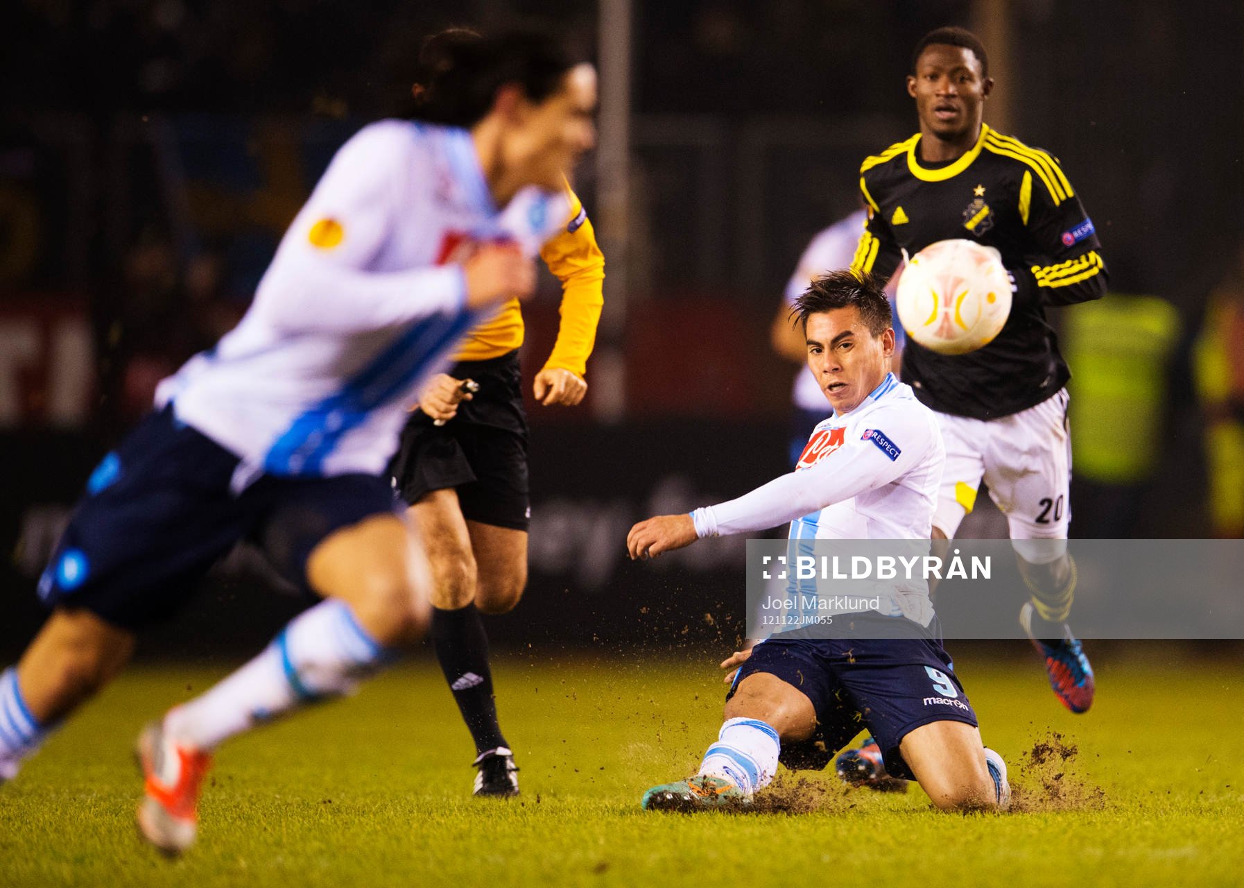 Eduardo Vargas, Napoli, passar fram bollen