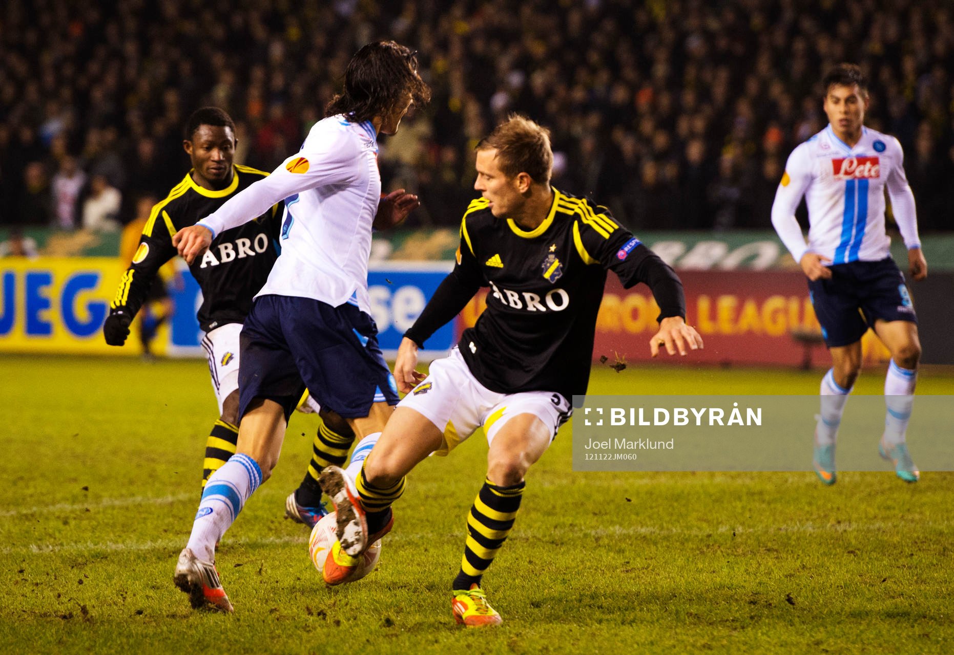 Edinson Cavani, Napoli, fälls av Per Karlsson, AIK, i