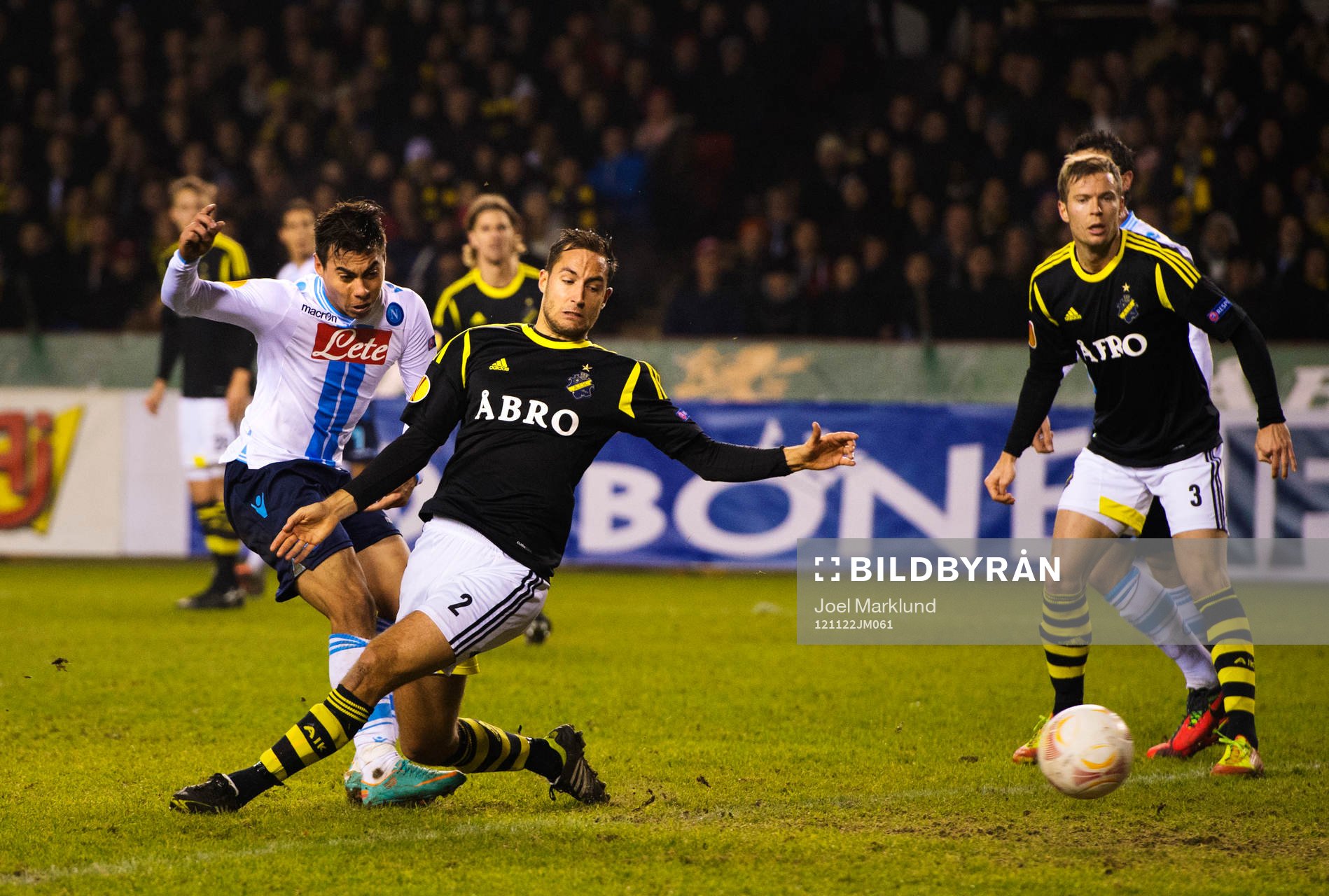 Eduardo Vargas, Napoli, skjuter förbi Nicklas Backman, AIK