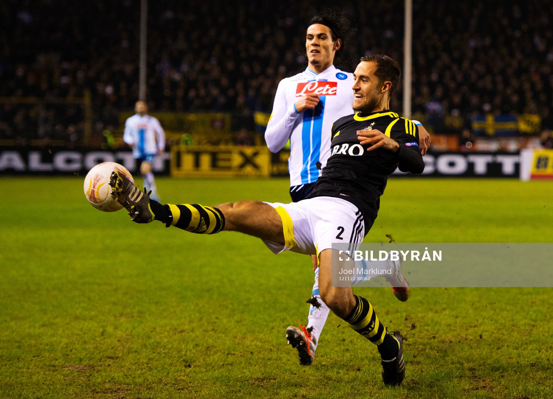 Fotboll, Europa League, AIK - Napoli: Nicklas Backman, AIK, når bollen före Edinson Cavani, Napoli.