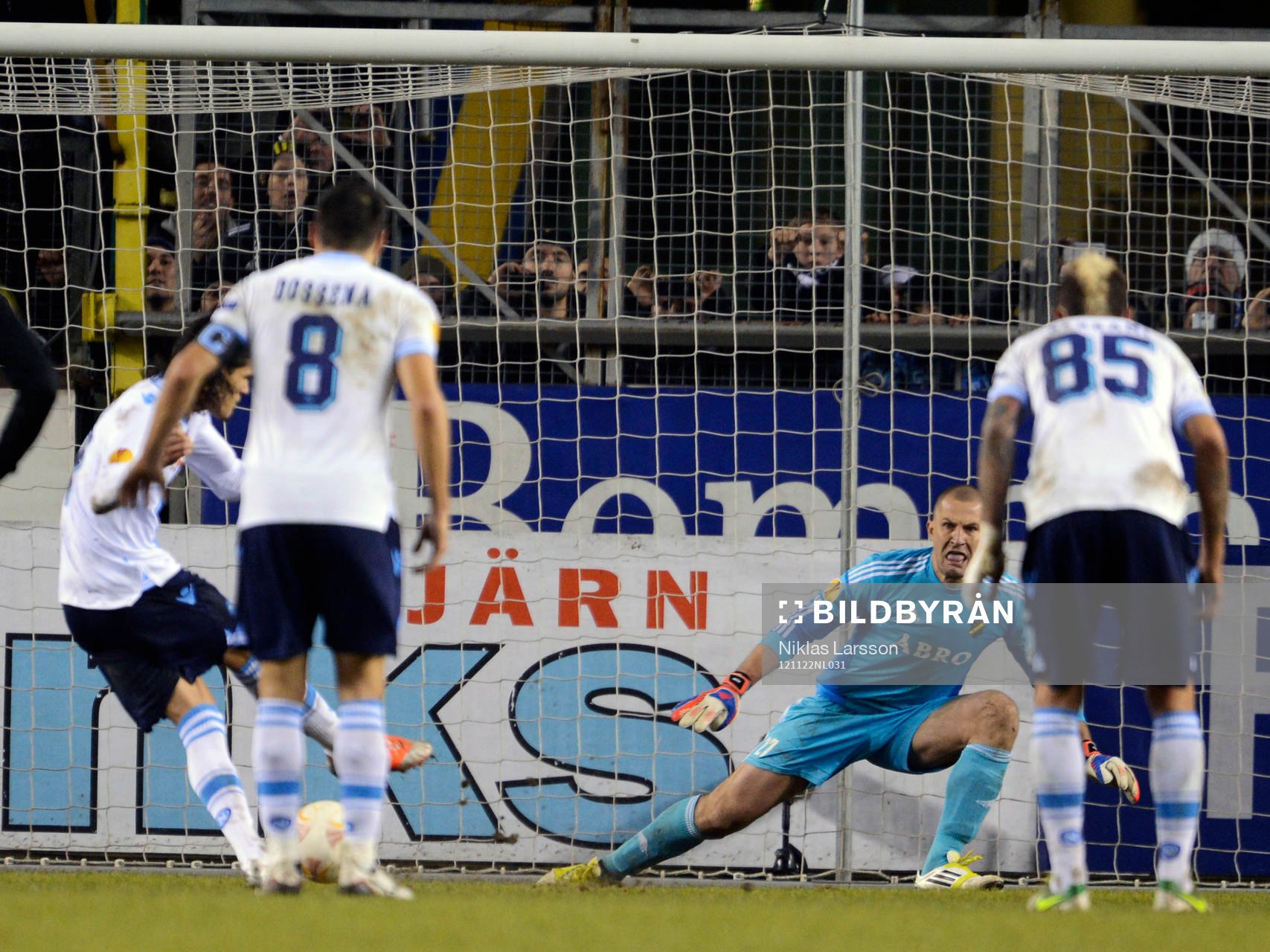 Edinson Cavani gör 1-2 på straff bakom Ivan Turina,