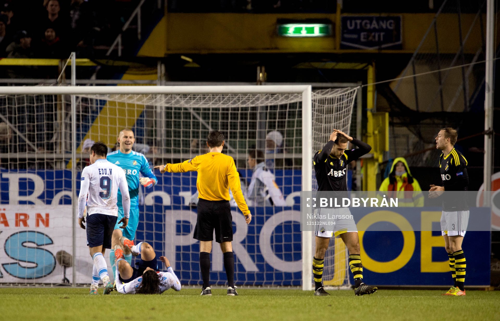 Fotboll, Europa League, AIK - Napoli: Per Karlsson fäller Edison Cavani och domaren pekar på straffpunkten.