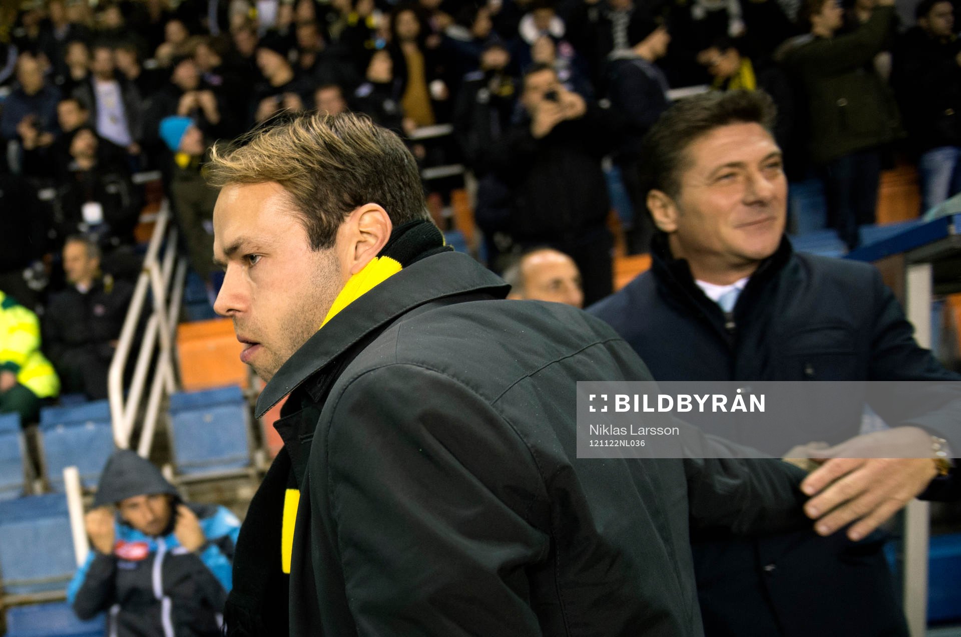 Fotboll, Europa League, AIK - Napoli: Andreas Alm, tränare AIK hälsar på Walter Mazzarri, tränare Napoli.