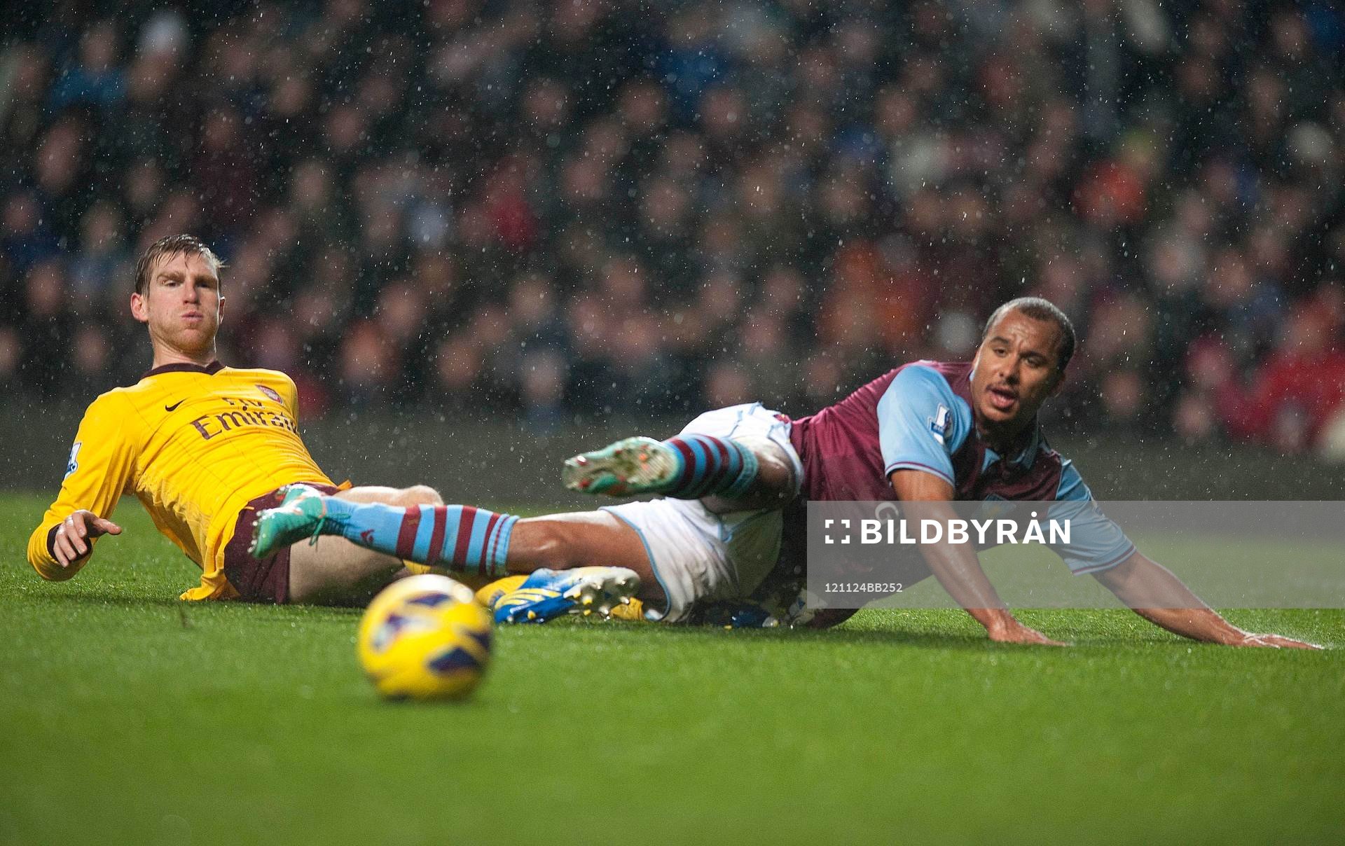 Football - Aston Villa v Arsenal - Barclays Premier League