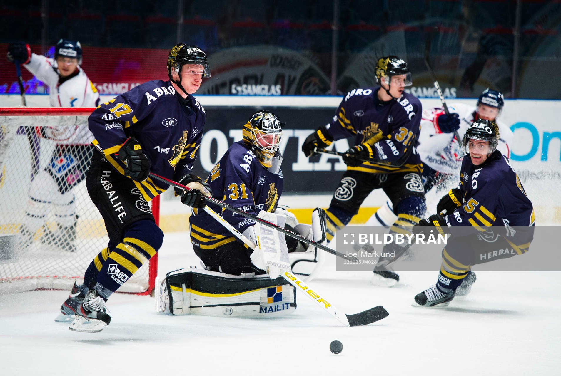 Fredrik Carlsson kontrollerar pucken framför Daniel