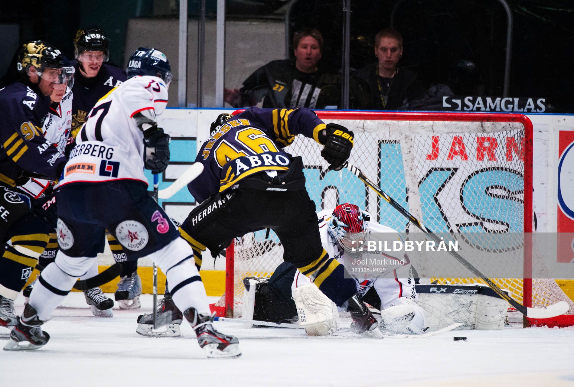 Nicklas Jensen, AIK, får inte ordning på pucken framför