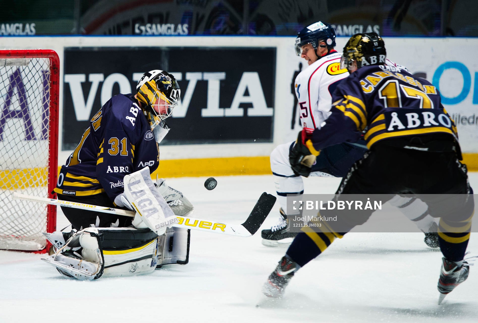Daniel Larsson, målvakt, AIK, räddar ett skott från