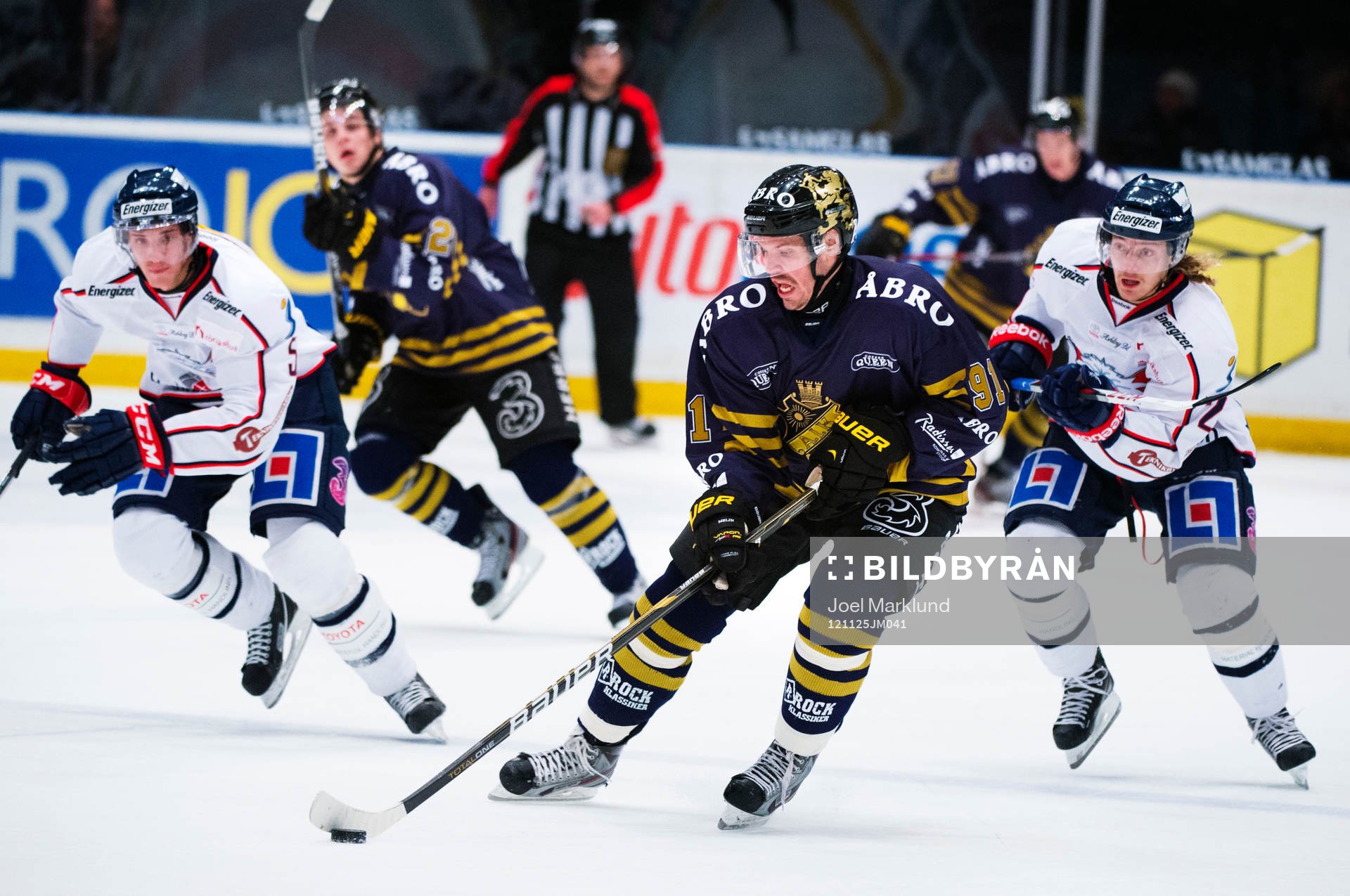 Björn Melin, AIK, avancerar framåt med pucken