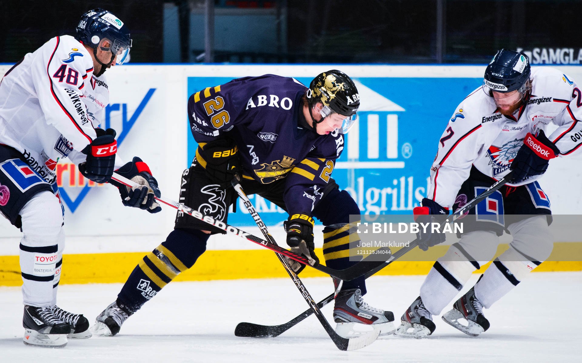 Daniel Rahimi och Robin Figren, Linköping, stoppar Mattias